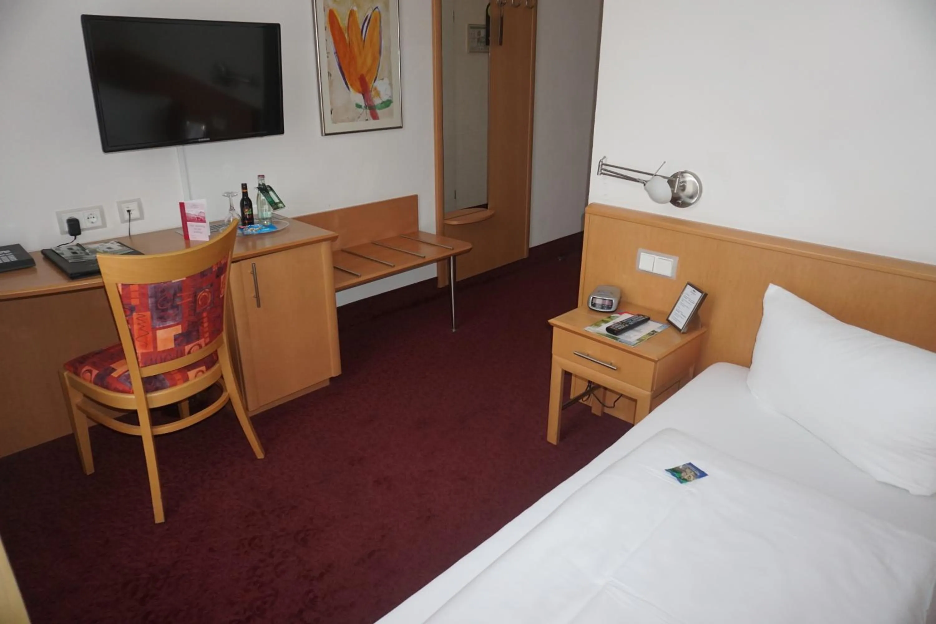 Photo of the whole room, Bed in Hotel Am Schloss Aurich