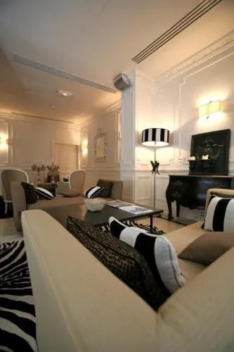 Communal lounge/ TV room in Hotel De Monaco