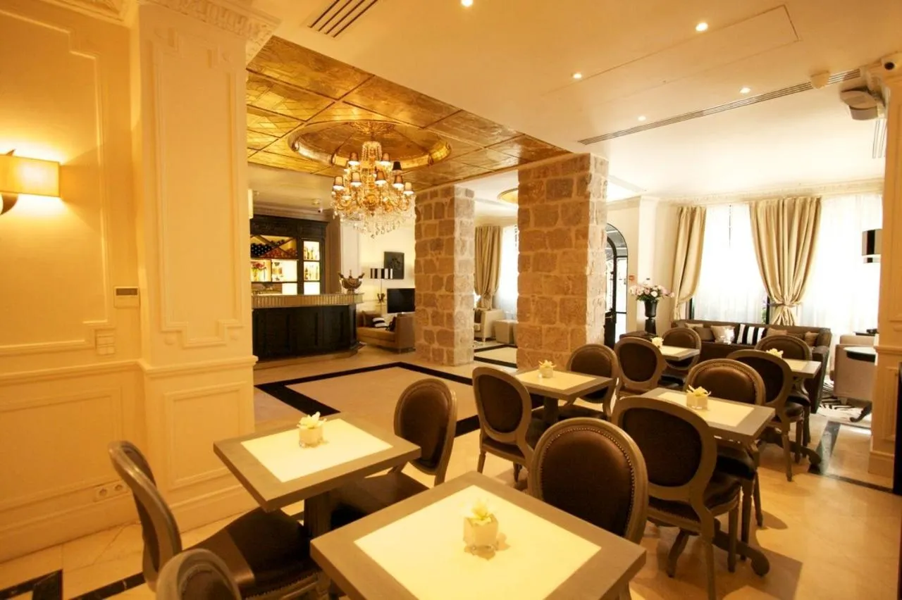 Restaurant/places to eat in Hotel De Monaco
