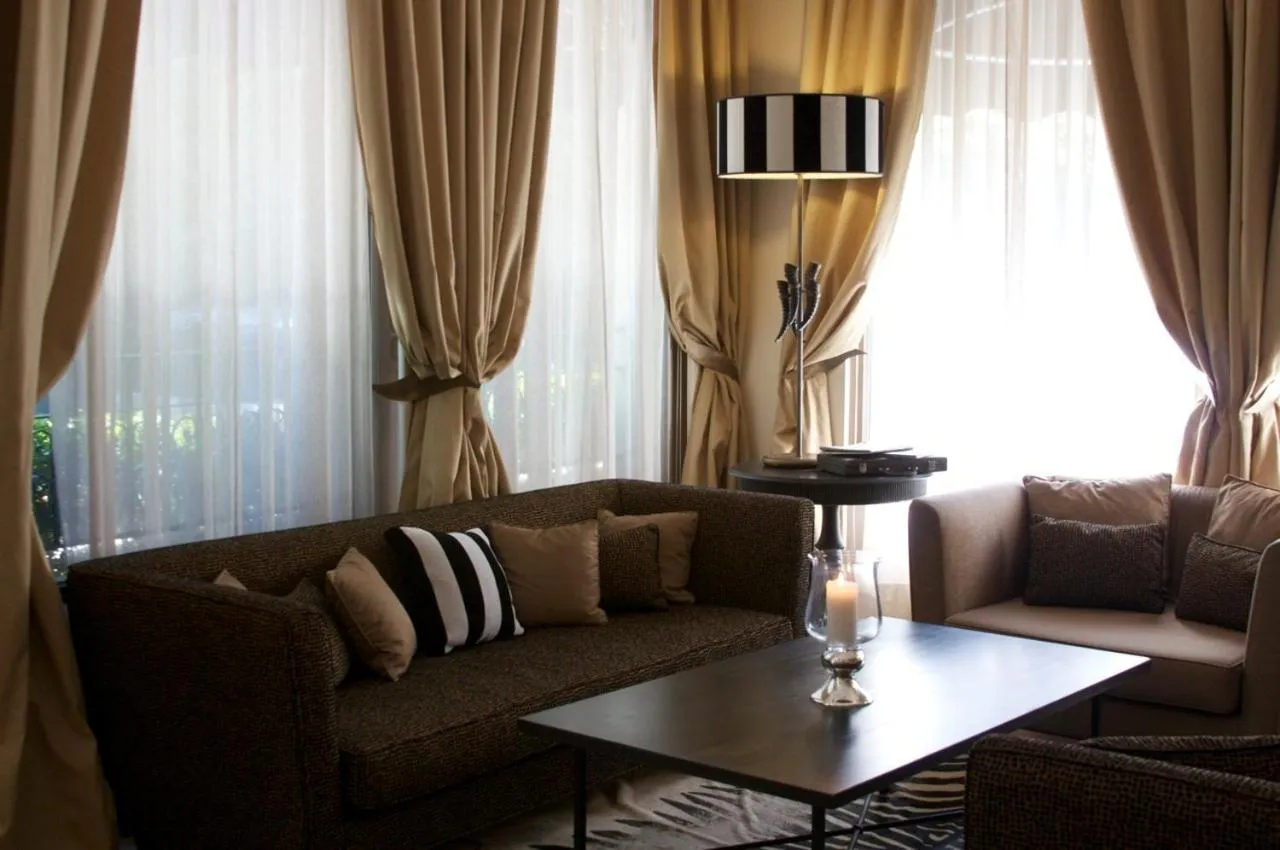 Communal lounge/ TV room in Hotel De Monaco