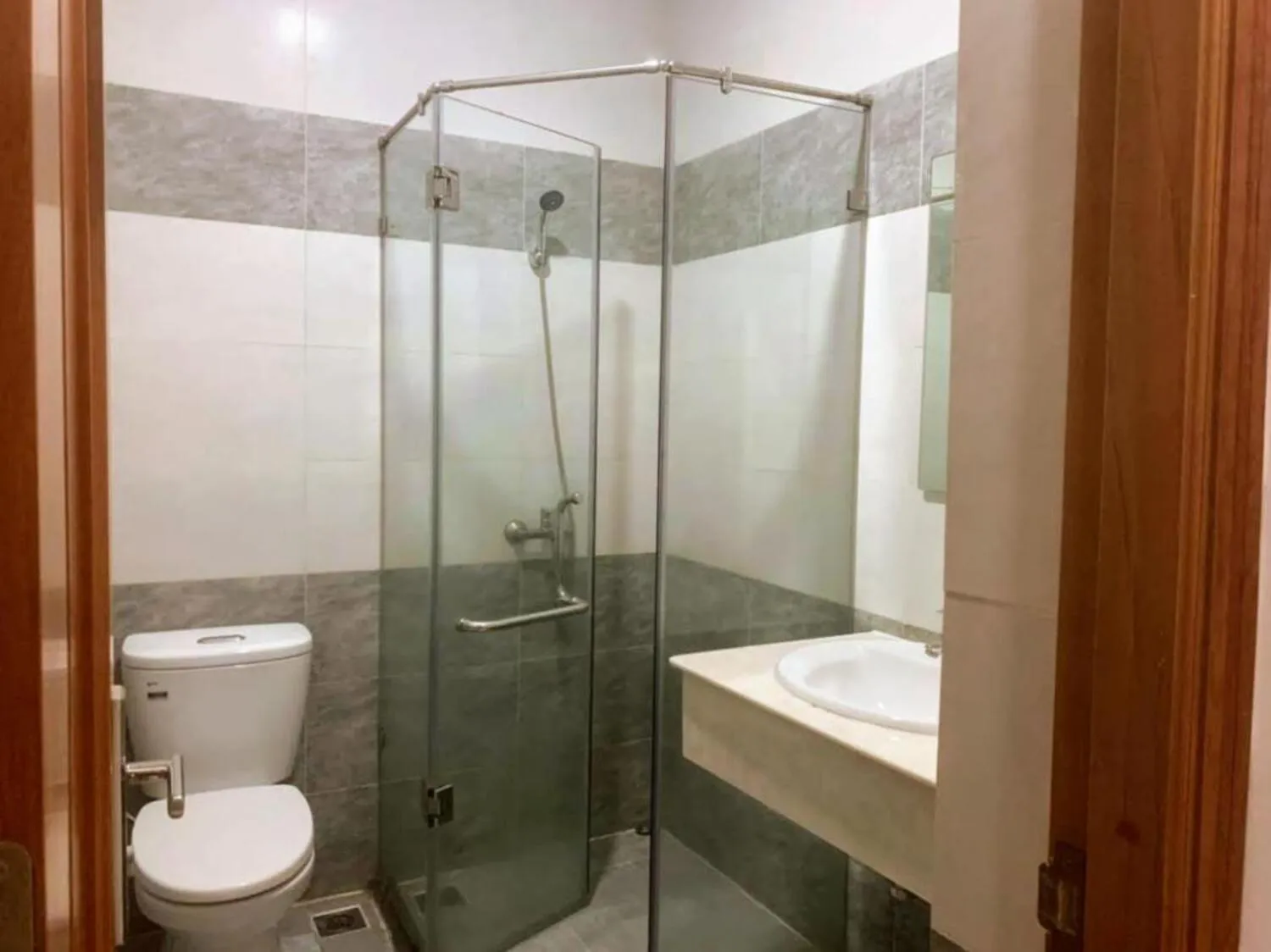 Shower in White Diamond Airport Hotel - TSN