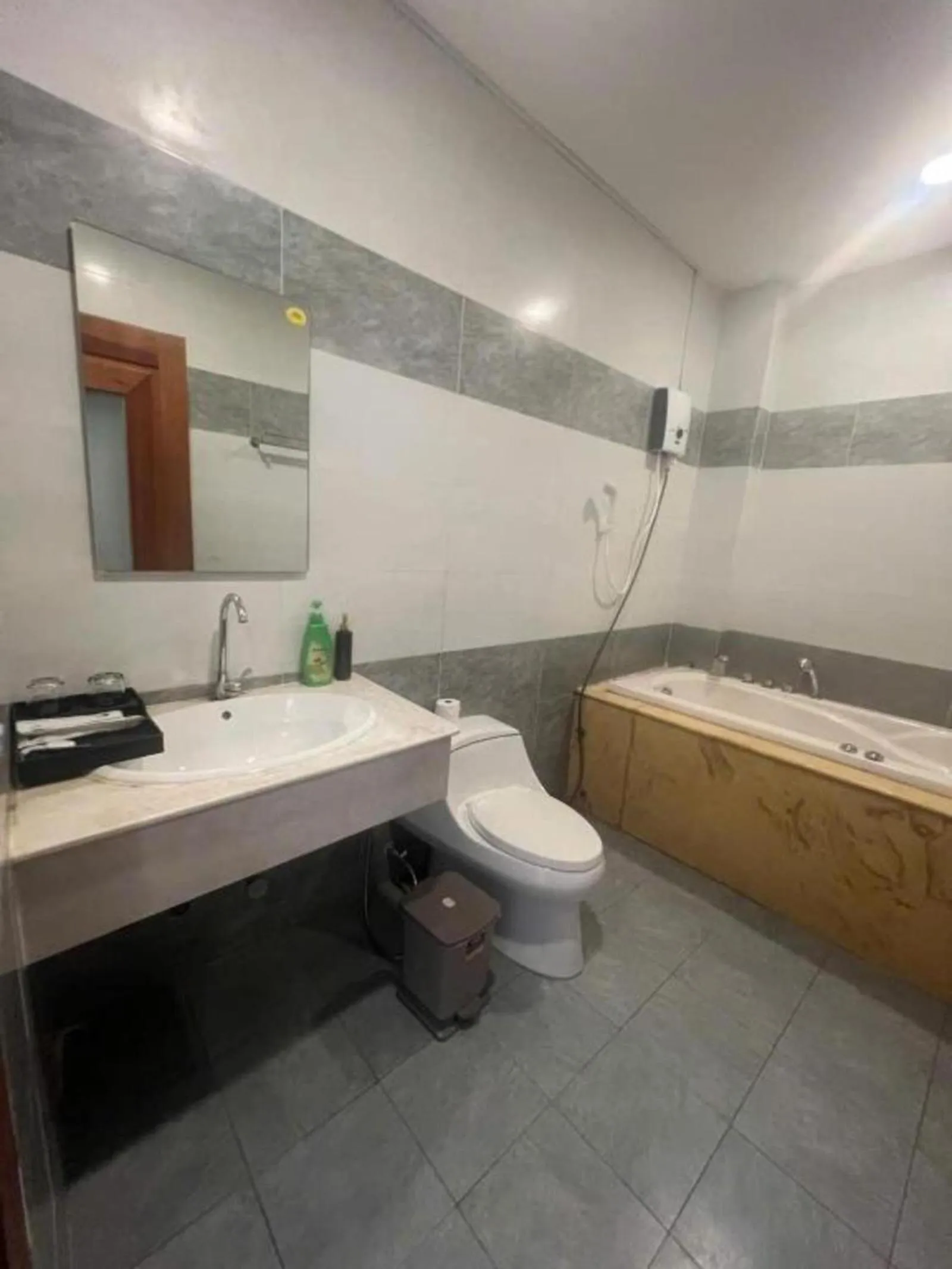 Shower in White Diamond Airport Hotel - TSN