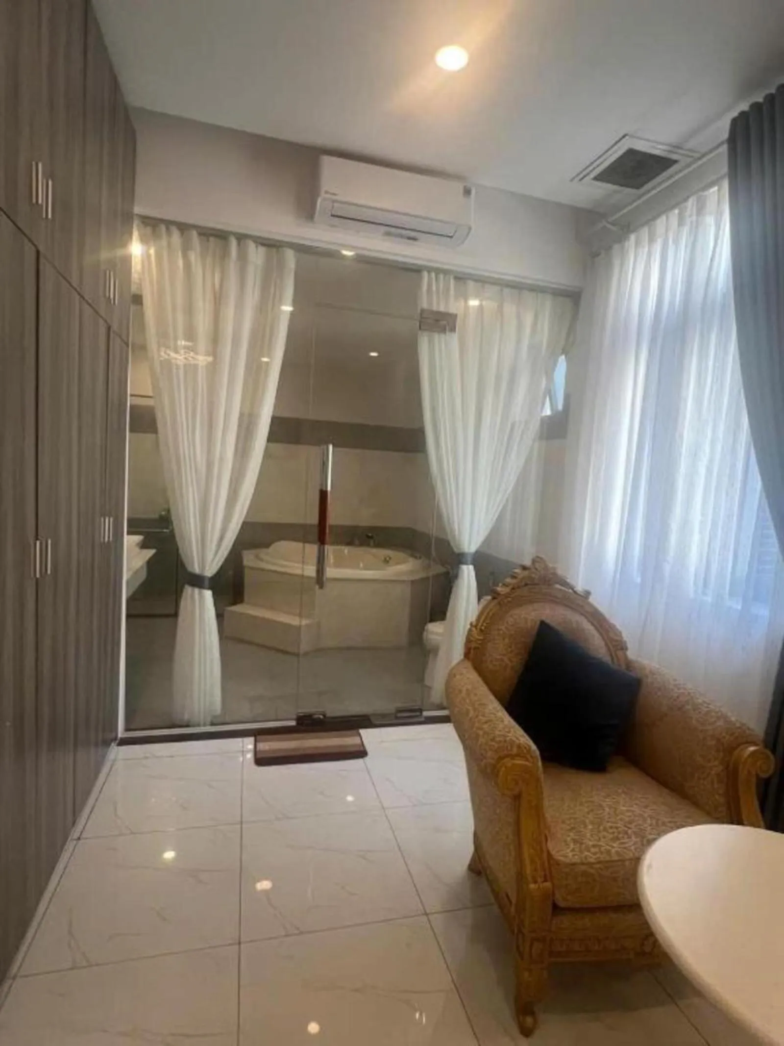Shower in White Diamond Airport Hotel - TSN
