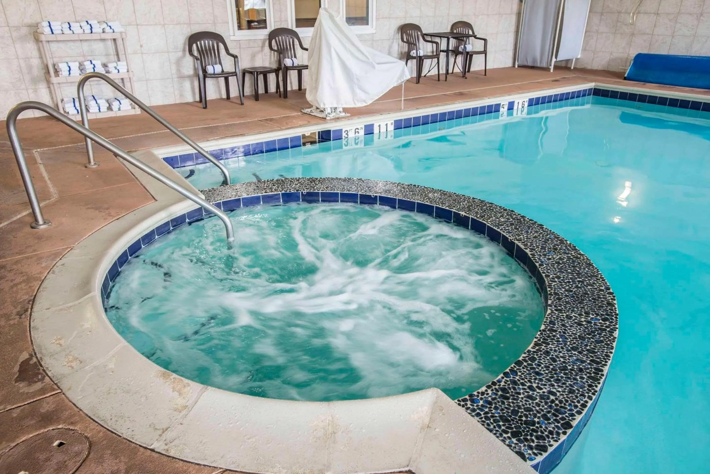 Swimming pool in Comfort Suites Castle Rock - Denver South
