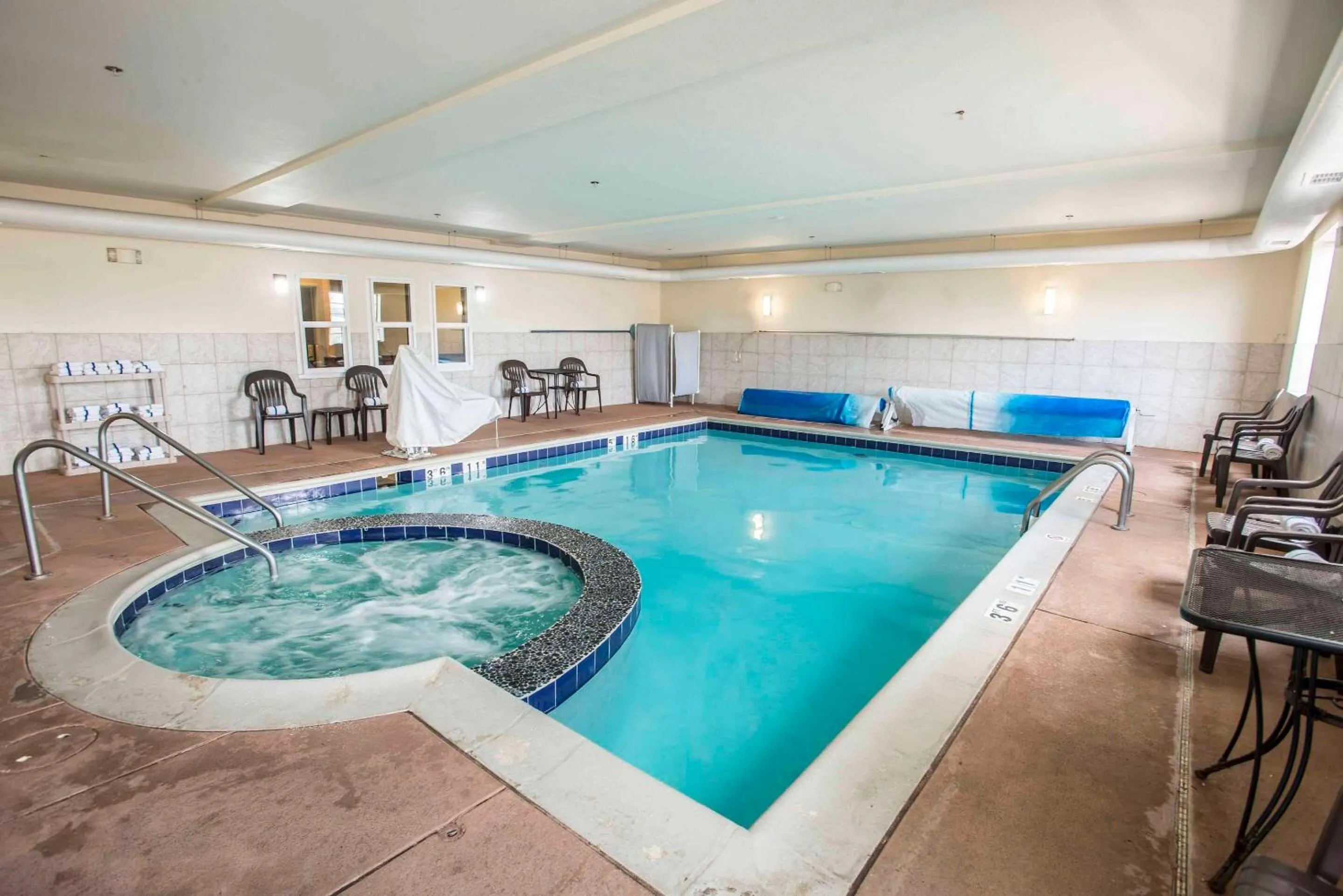 Swimming pool in Comfort Suites Castle Rock - Denver South