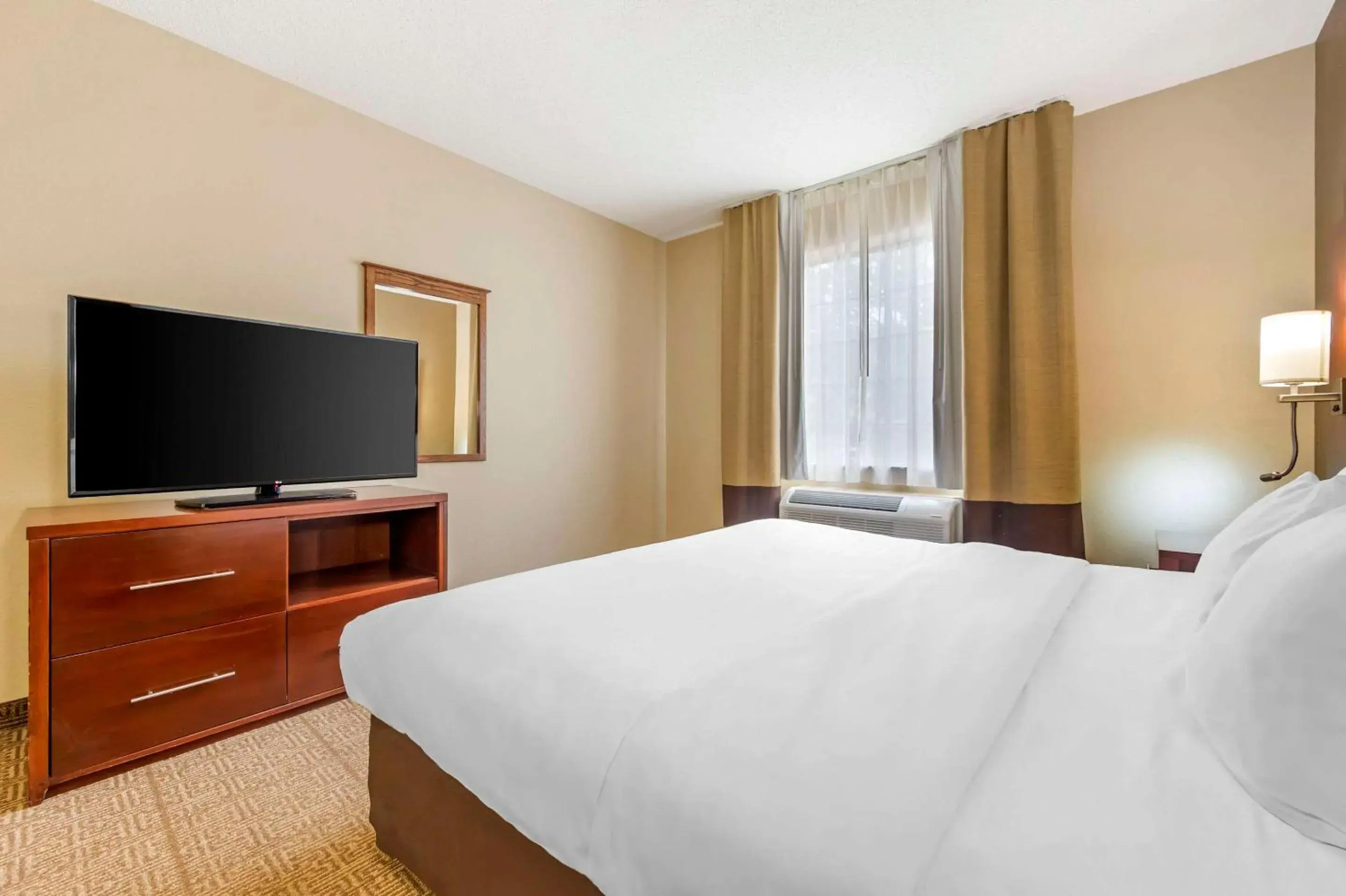 Bedroom, Bed in Comfort Suites Castle Rock - Denver South Bedroom, Bed in Comfort Suites Castle Rock - Denver South