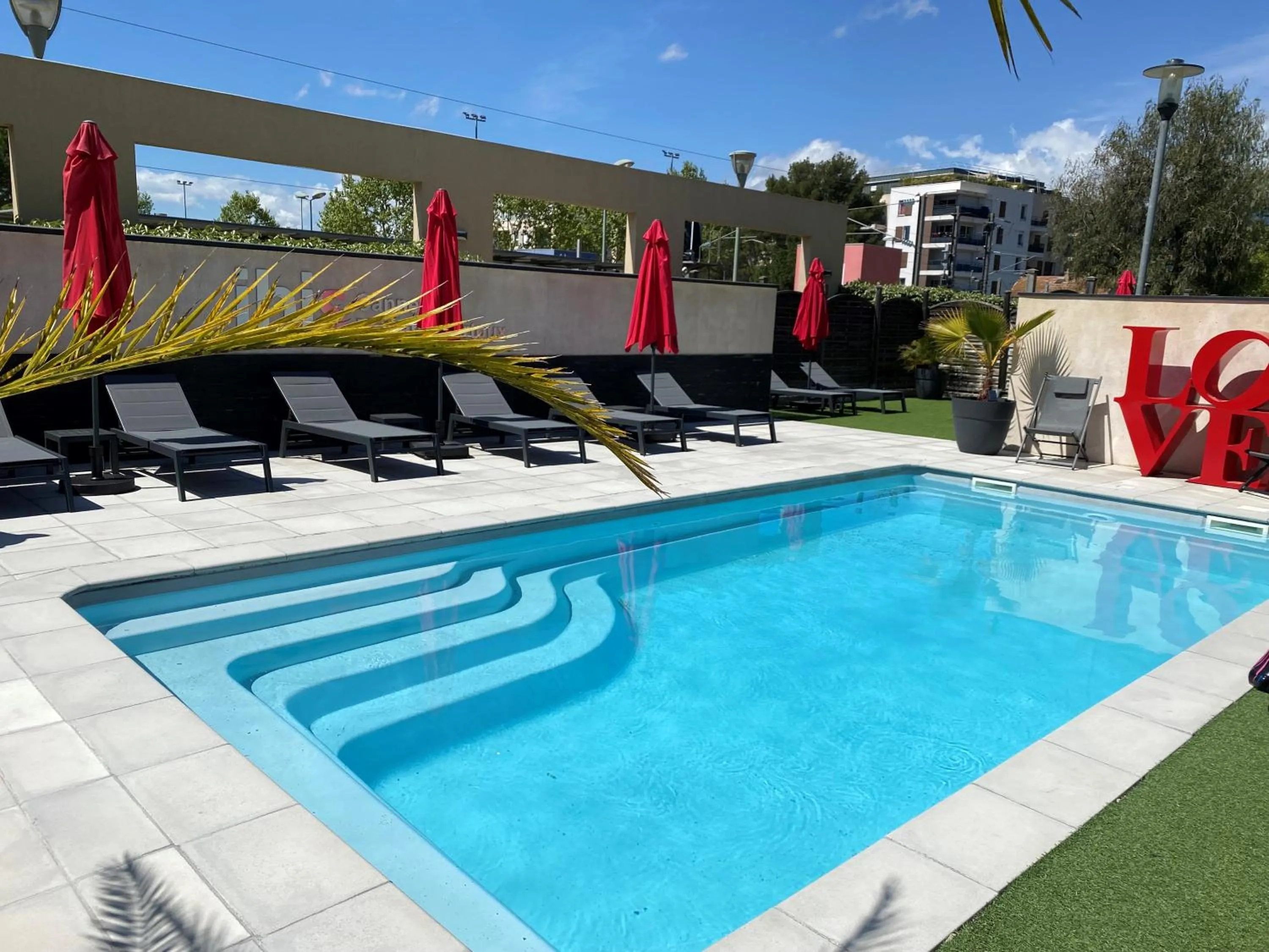 Swimming pool in IBIS Cannes Mouans Sartoux Piscine parking gratuit