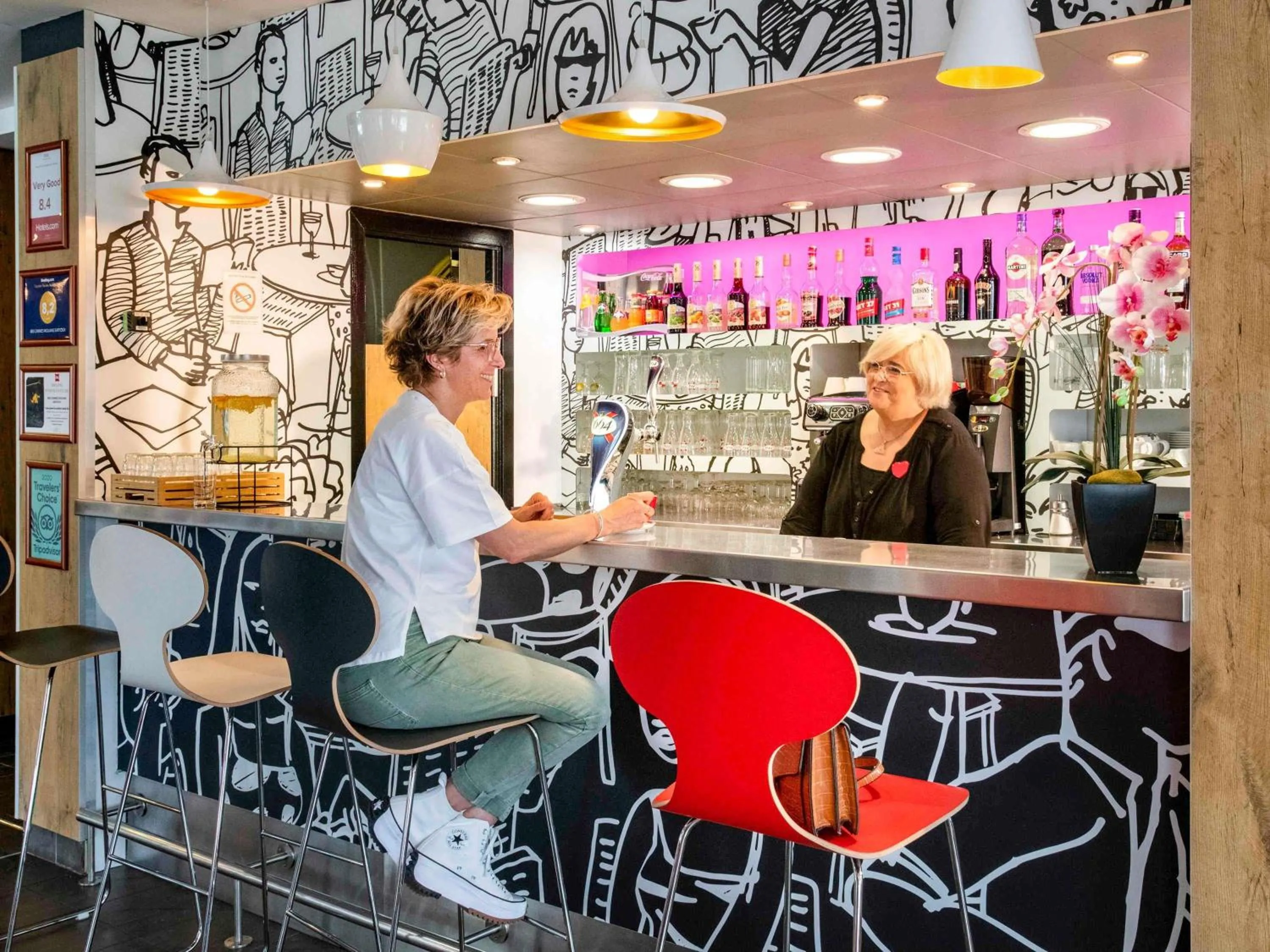 Lounge or bar in IBIS Cannes Mouans Sartoux Piscine parking gratuit