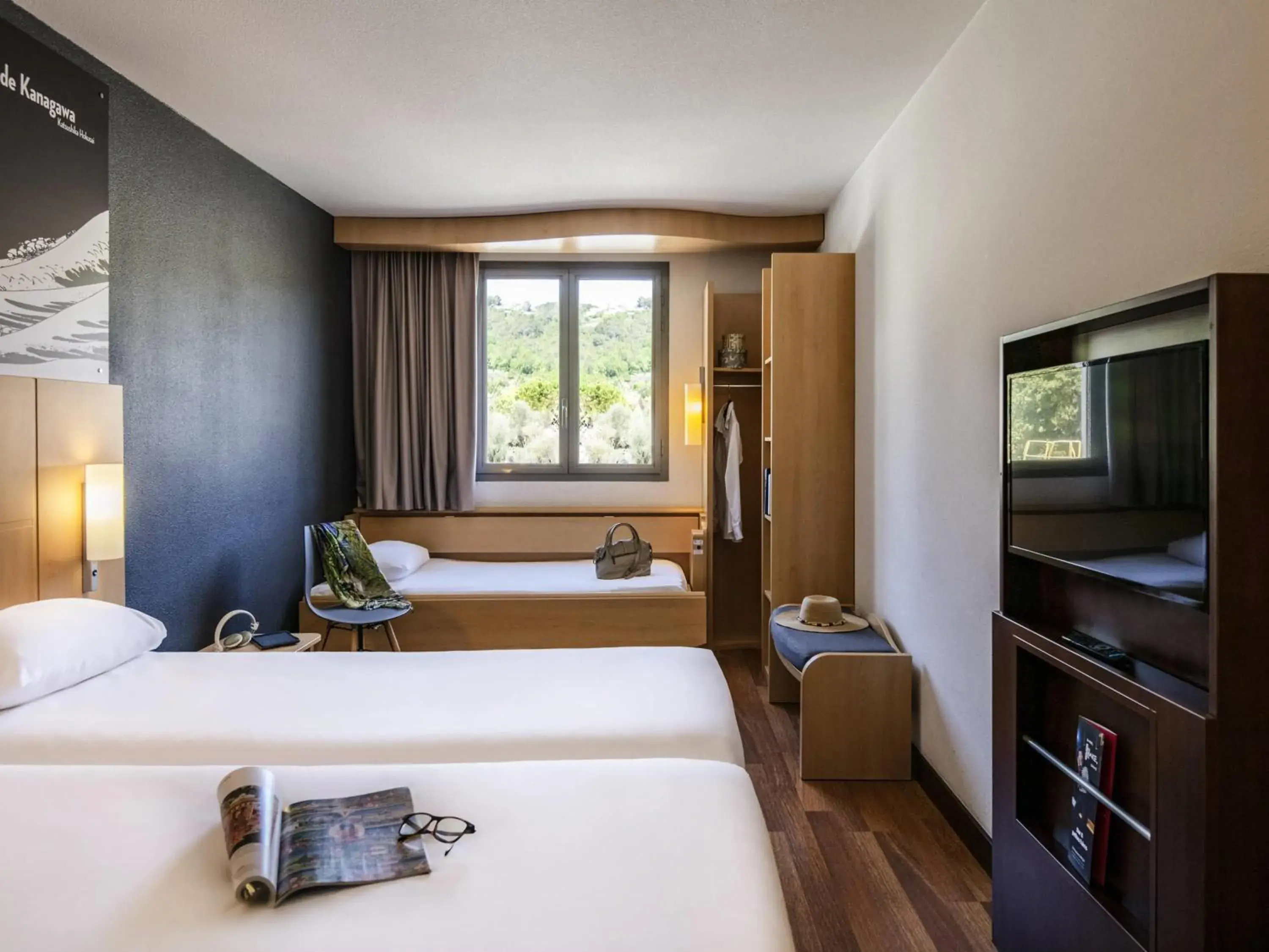 Bedroom, Bed in IBIS Cannes Mouans Sartoux Piscine parking gratuit Bedroom, Bed in IBIS Cannes Mouans Sartoux Piscine parking gratuit