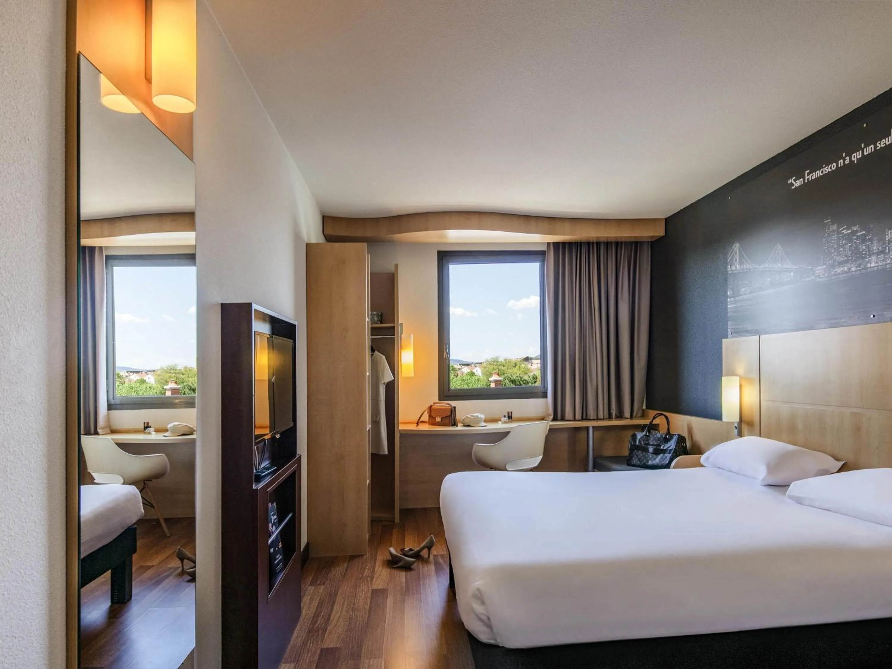 Bedroom, Bed in IBIS Cannes Mouans Sartoux Piscine parking gratuit