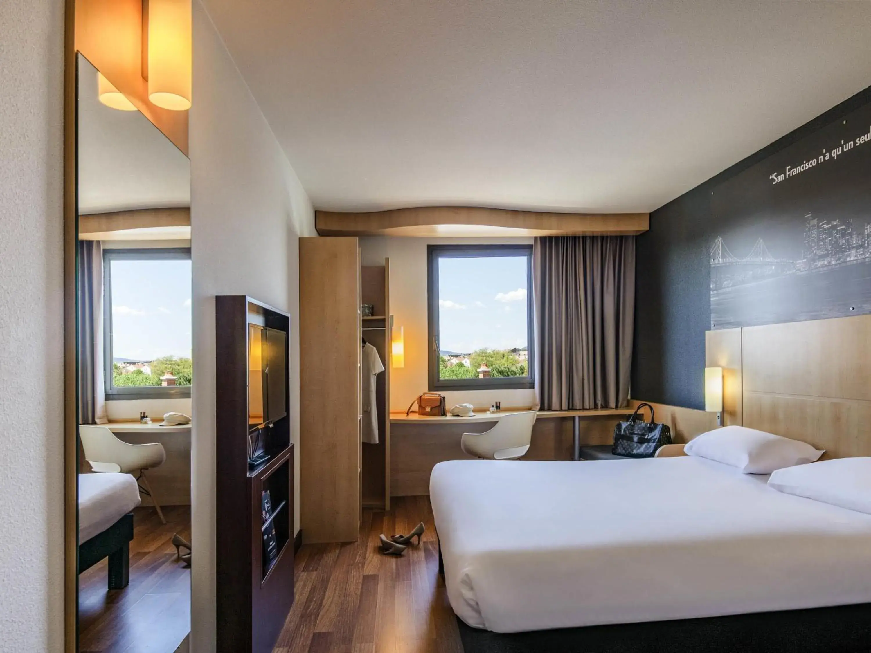 Bedroom, Bed in IBIS Cannes Mouans Sartoux Piscine parking gratuit Bedroom, Bed in IBIS Cannes Mouans Sartoux Piscine parking gratuit