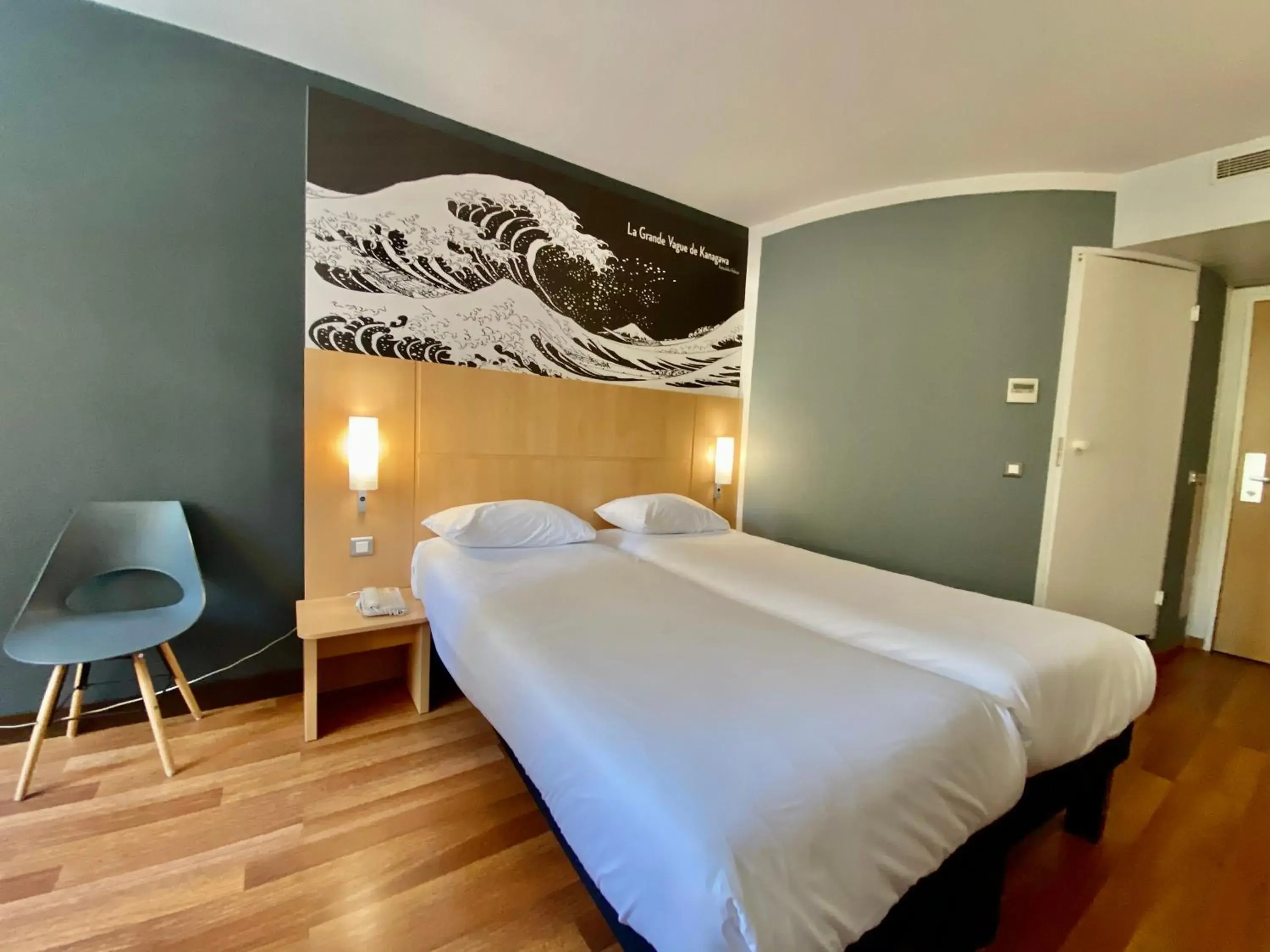 Photo of the whole room, Bed in IBIS Cannes Mouans Sartoux Piscine parking gratuit Photo of the whole room, Bed in IBIS Cannes Mouans Sartoux Piscine parking gratuit