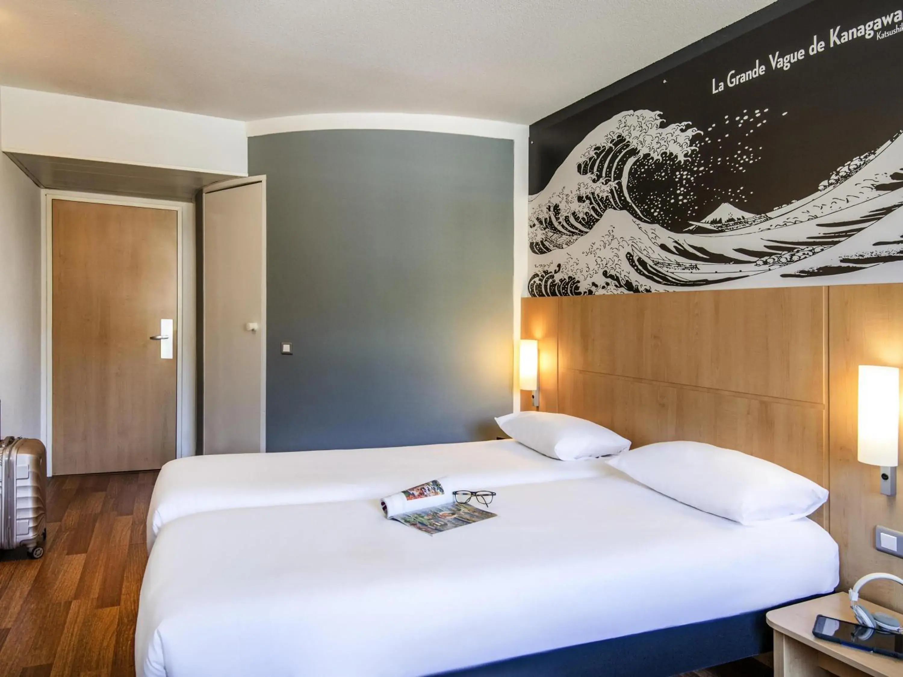 Bedroom, Bed in IBIS Cannes Mouans Sartoux Piscine parking gratuit Bedroom, Bed in IBIS Cannes Mouans Sartoux Piscine parking gratuit