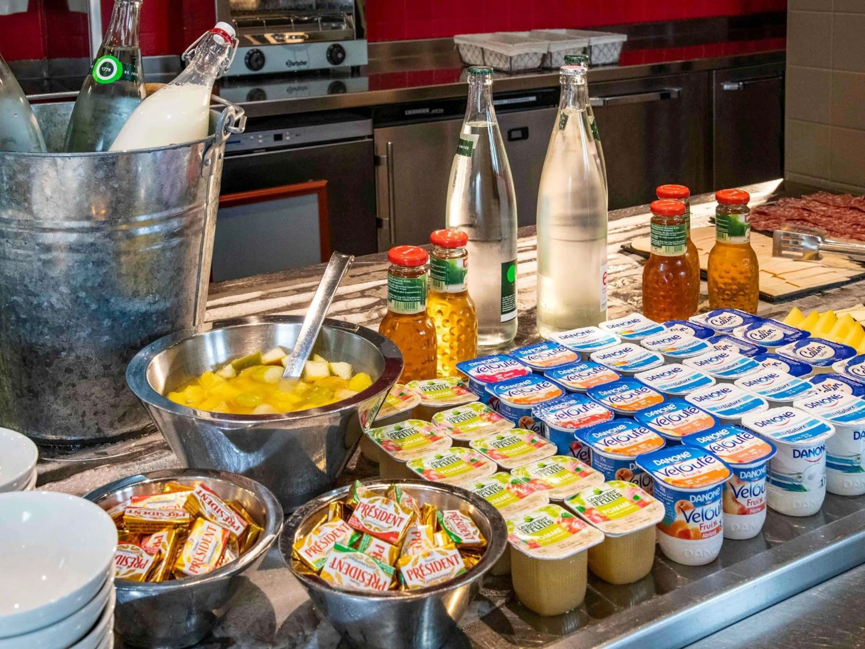 Breakfast in IBIS Cannes Mouans Sartoux Piscine parking gratuit