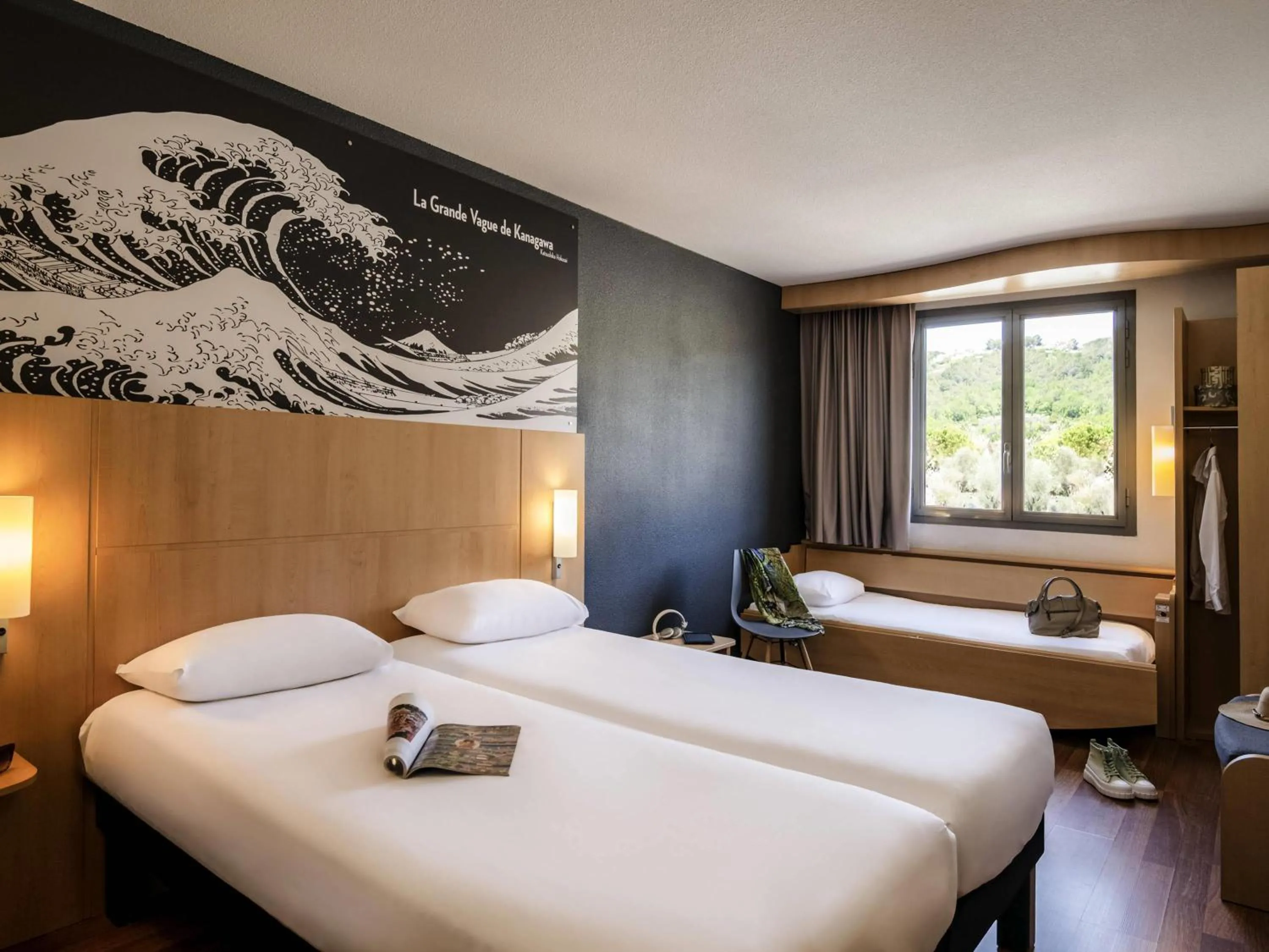 Bedroom, Bed in IBIS Cannes Mouans Sartoux Piscine parking gratuit