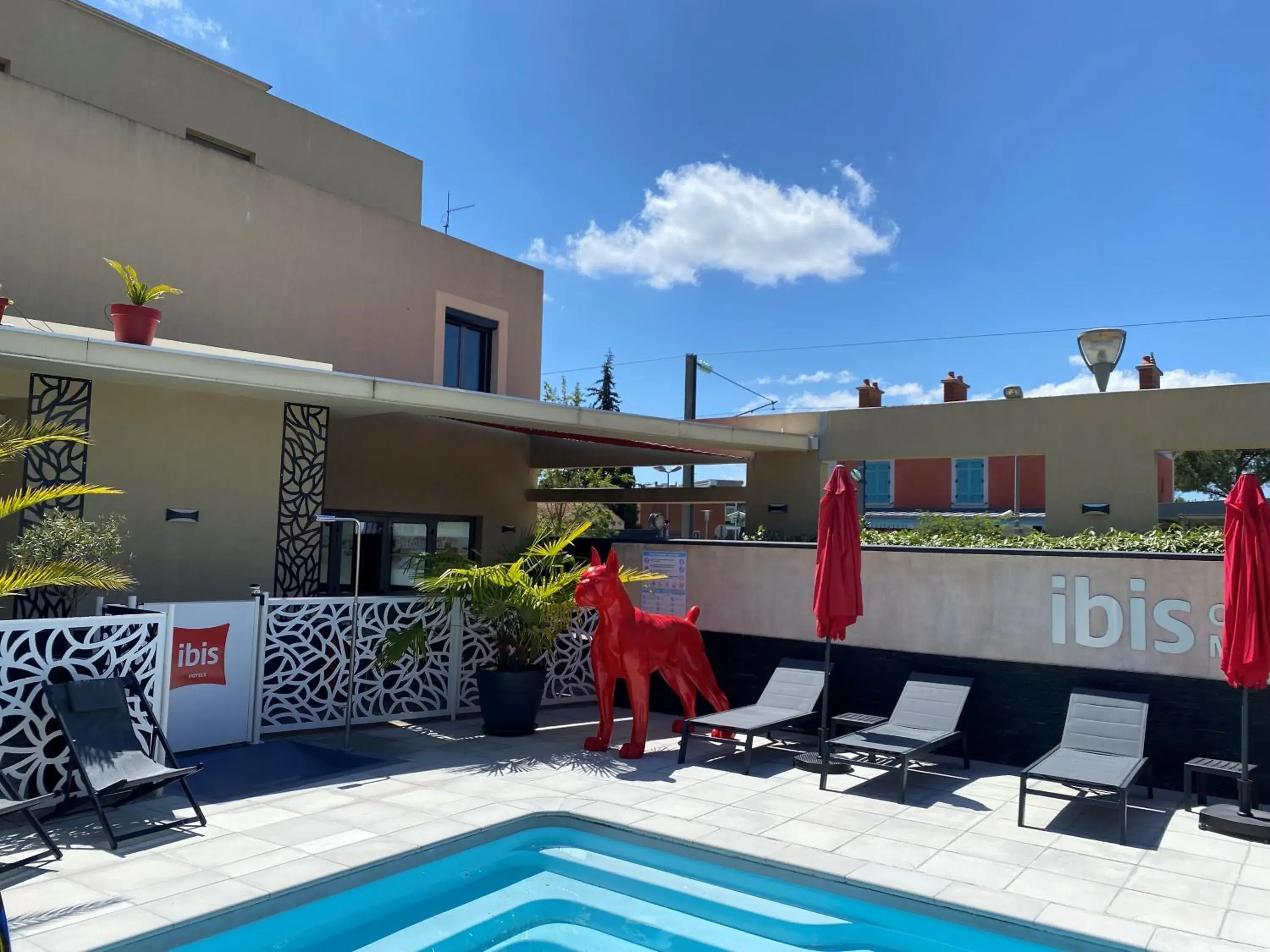 Swimming pool in IBIS Cannes Mouans Sartoux Piscine parking gratuit Swimming pool in IBIS Cannes Mouans Sartoux Piscine parking gratuit