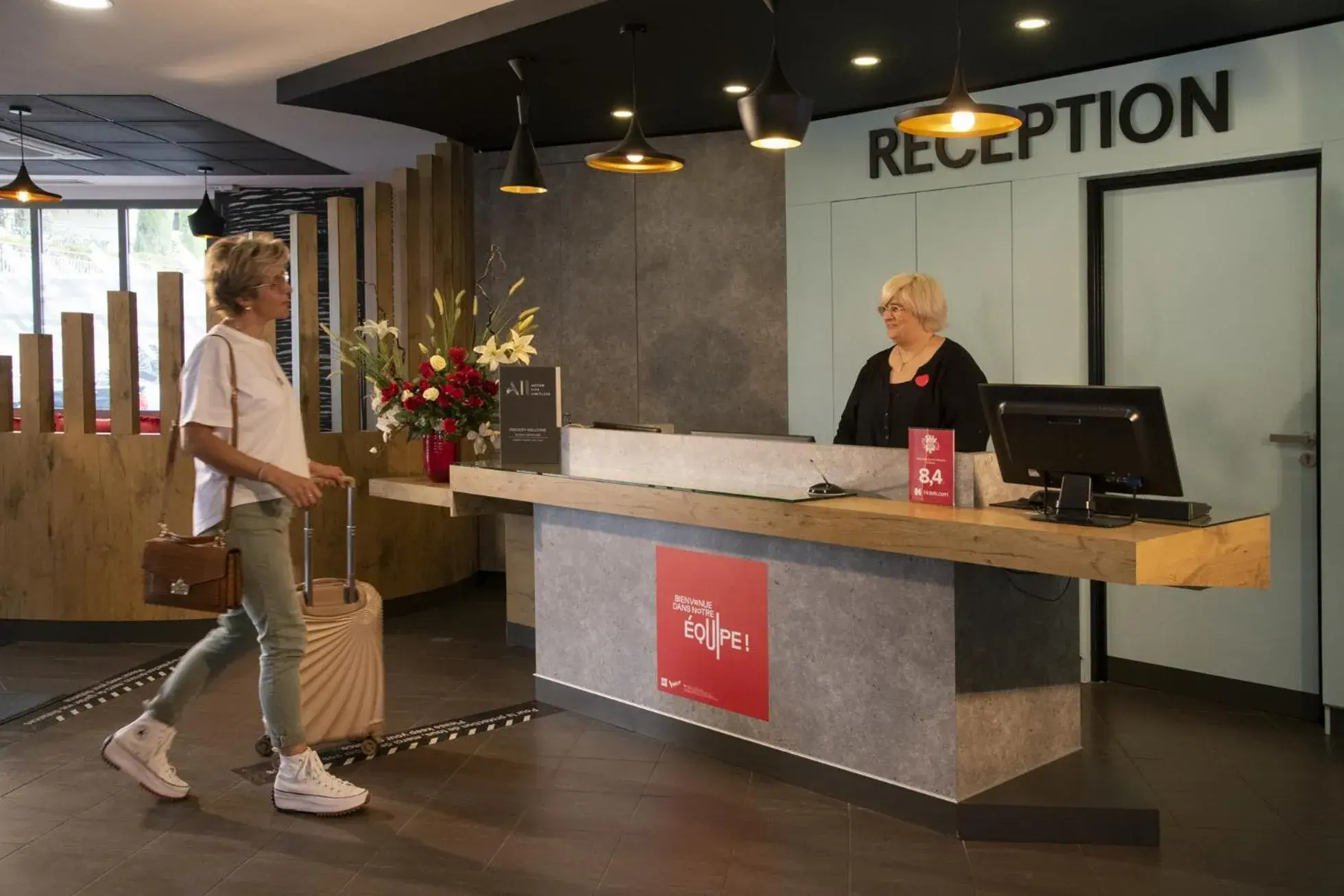 Lobby or reception in IBIS Cannes Mouans Sartoux Piscine parking gratuit Lobby or reception in IBIS Cannes Mouans Sartoux Piscine parking gratuit