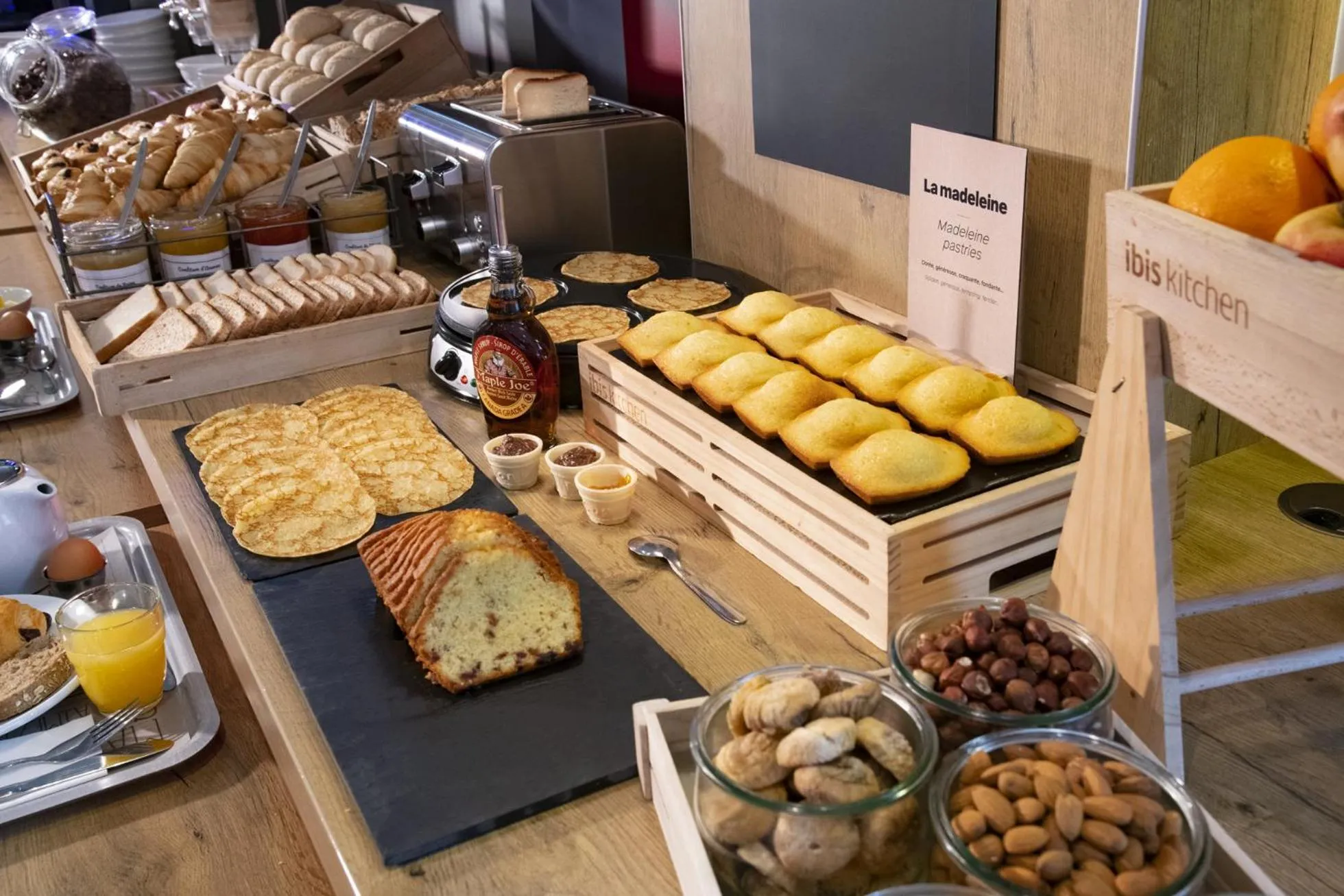 Continental breakfast in IBIS Cannes Mouans Sartoux Piscine parking gratuit