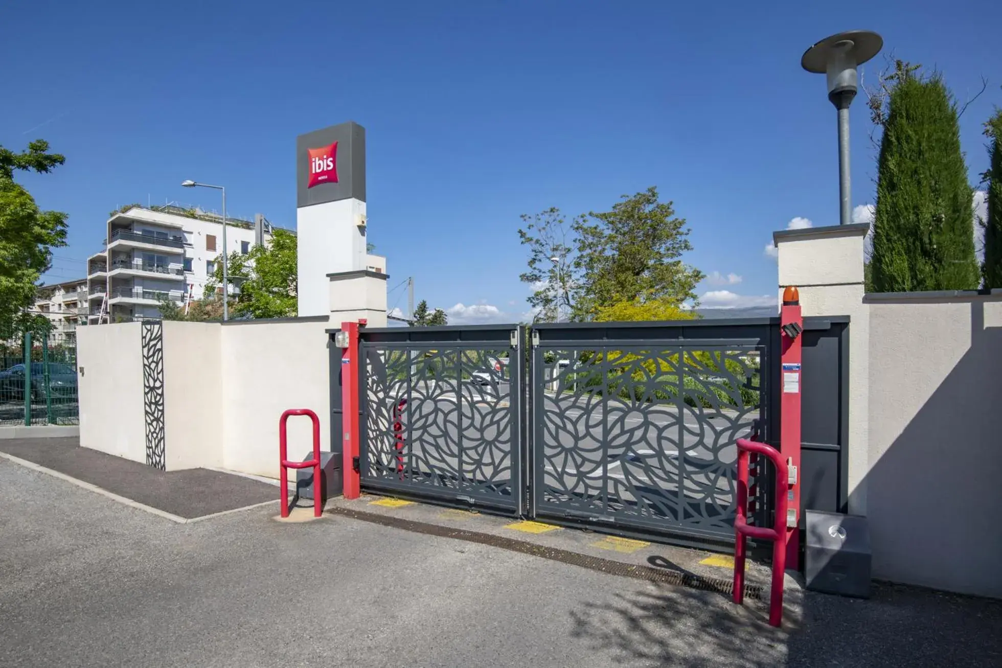 Facade/entrance in IBIS Cannes Mouans Sartoux Piscine parking gratuit Facade/entrance in IBIS Cannes Mouans Sartoux Piscine parking gratuit