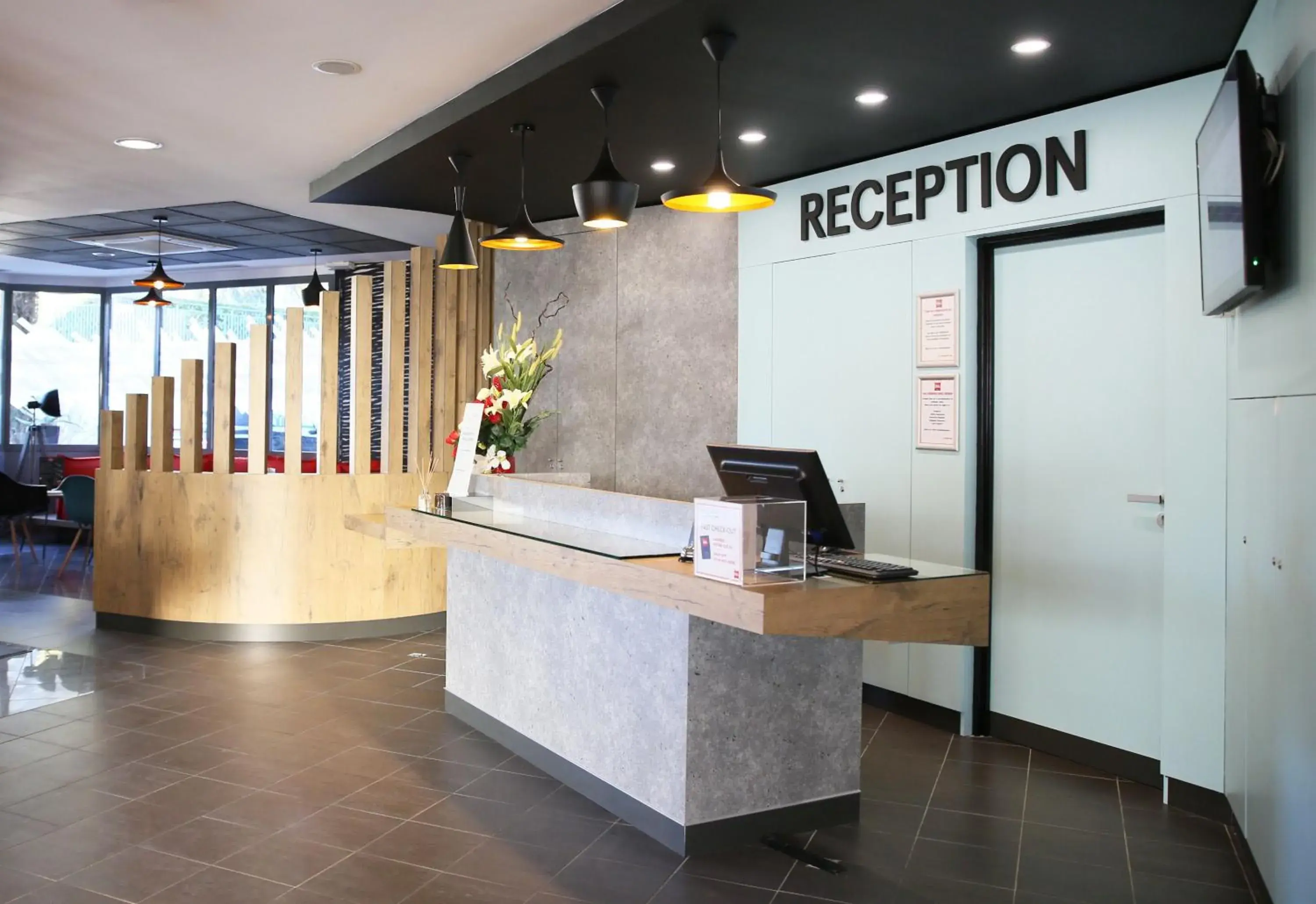 Lobby or reception in IBIS Cannes Mouans Sartoux Piscine parking gratuit Lobby or reception in IBIS Cannes Mouans Sartoux Piscine parking gratuit