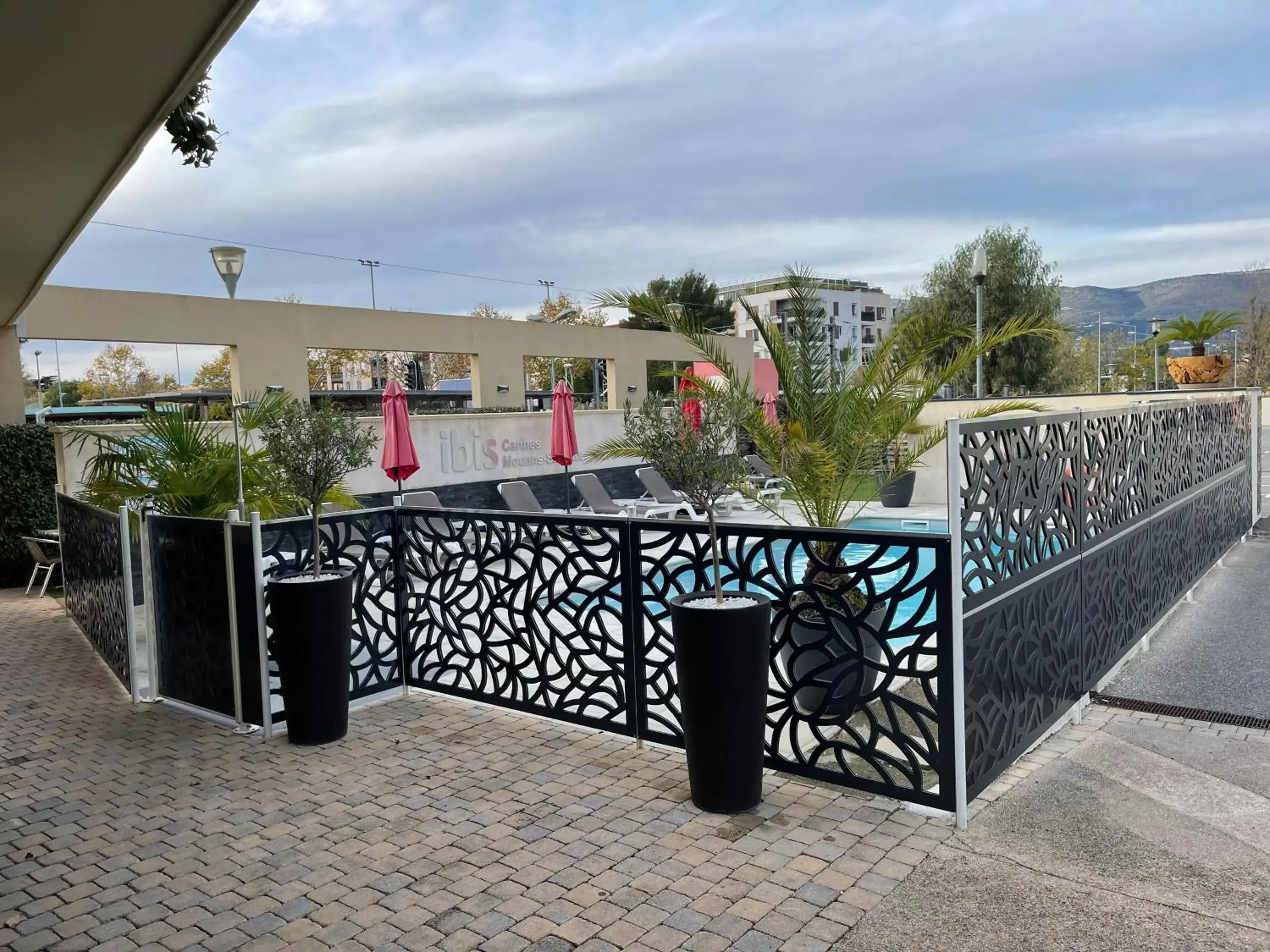 Pool view in IBIS Cannes Mouans Sartoux Piscine parking gratuit Pool view in IBIS Cannes Mouans Sartoux Piscine parking gratuit