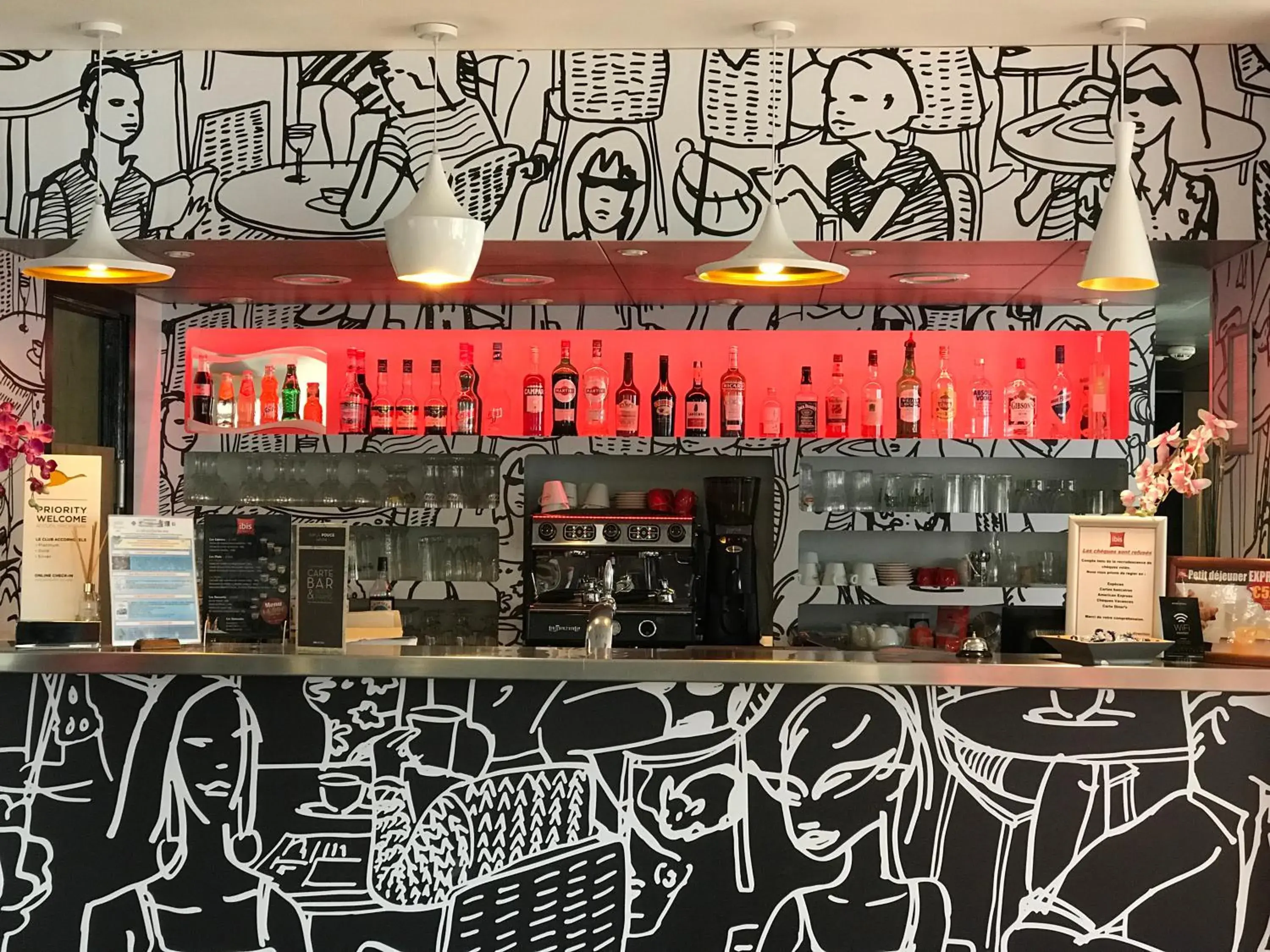 Lounge or bar in IBIS Cannes Mouans Sartoux Piscine parking gratuit Lounge or bar in IBIS Cannes Mouans Sartoux Piscine parking gratuit