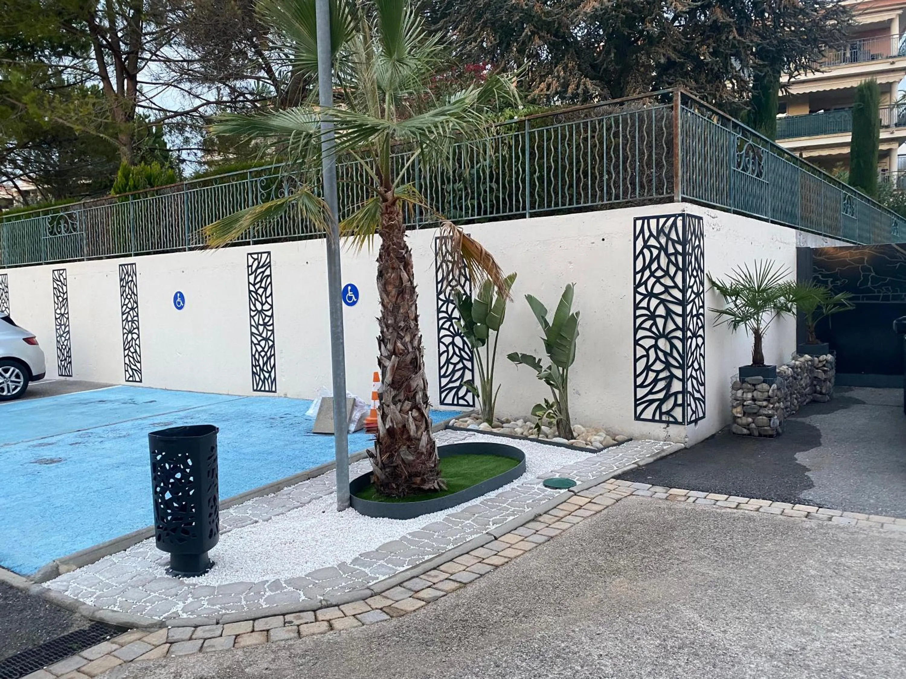 Parking in IBIS Cannes Mouans Sartoux Piscine parking gratuit