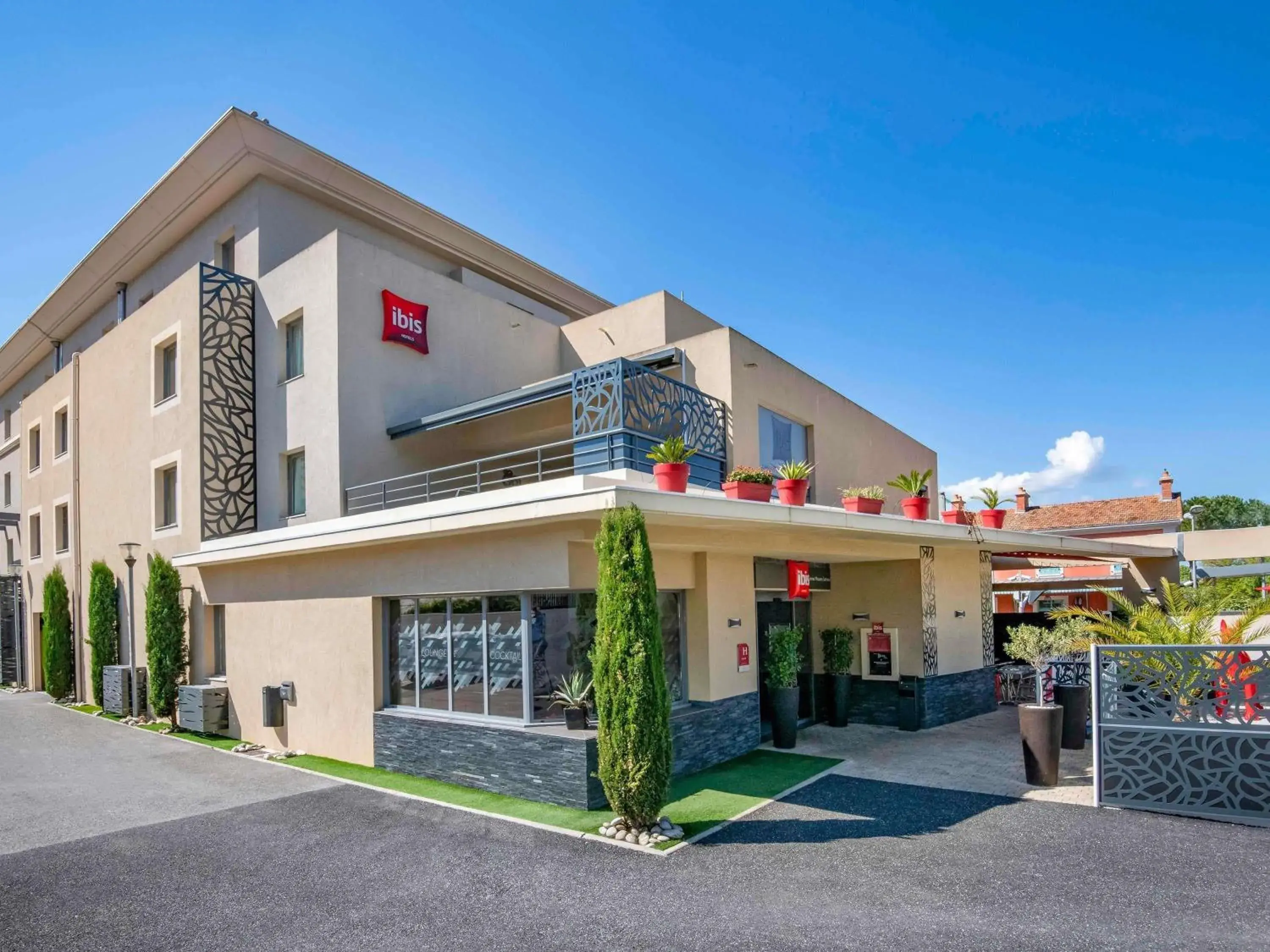 Property building in IBIS Cannes Mouans Sartoux Piscine parking gratuit Property building in IBIS Cannes Mouans Sartoux Piscine parking gratuit