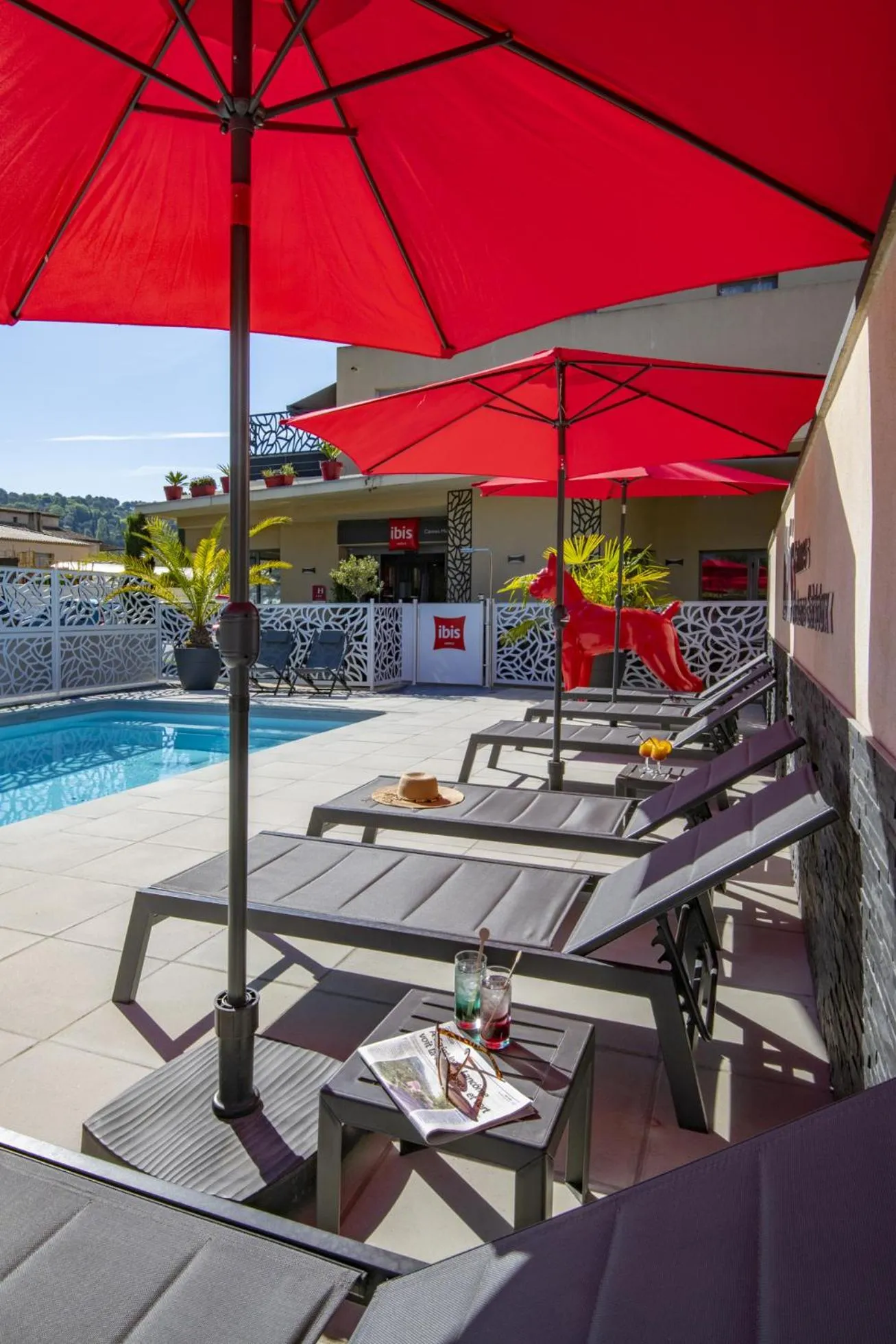 Pool view in IBIS Cannes Mouans Sartoux Piscine parking gratuit