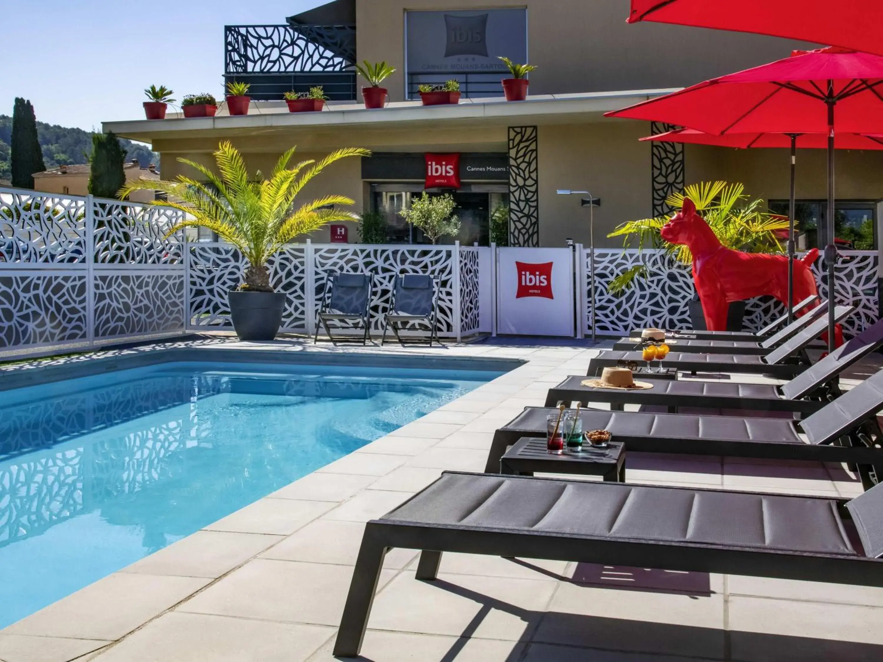 Property building in IBIS Cannes Mouans Sartoux Piscine parking gratuit Property building in IBIS Cannes Mouans Sartoux Piscine parking gratuit