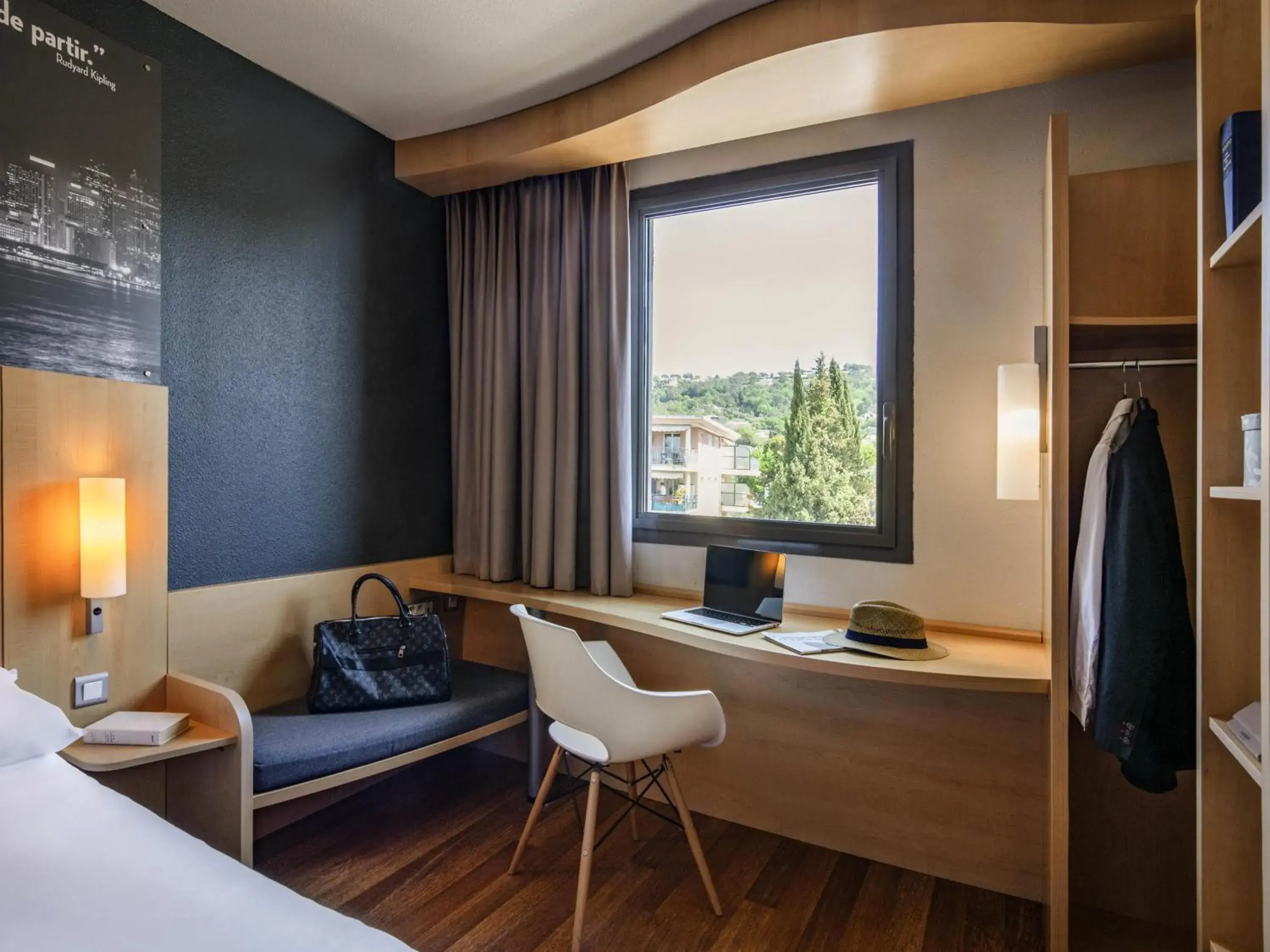 Bedroom, Bed in IBIS Cannes Mouans Sartoux Piscine parking gratuit Bedroom, Bed in IBIS Cannes Mouans Sartoux Piscine parking gratuit