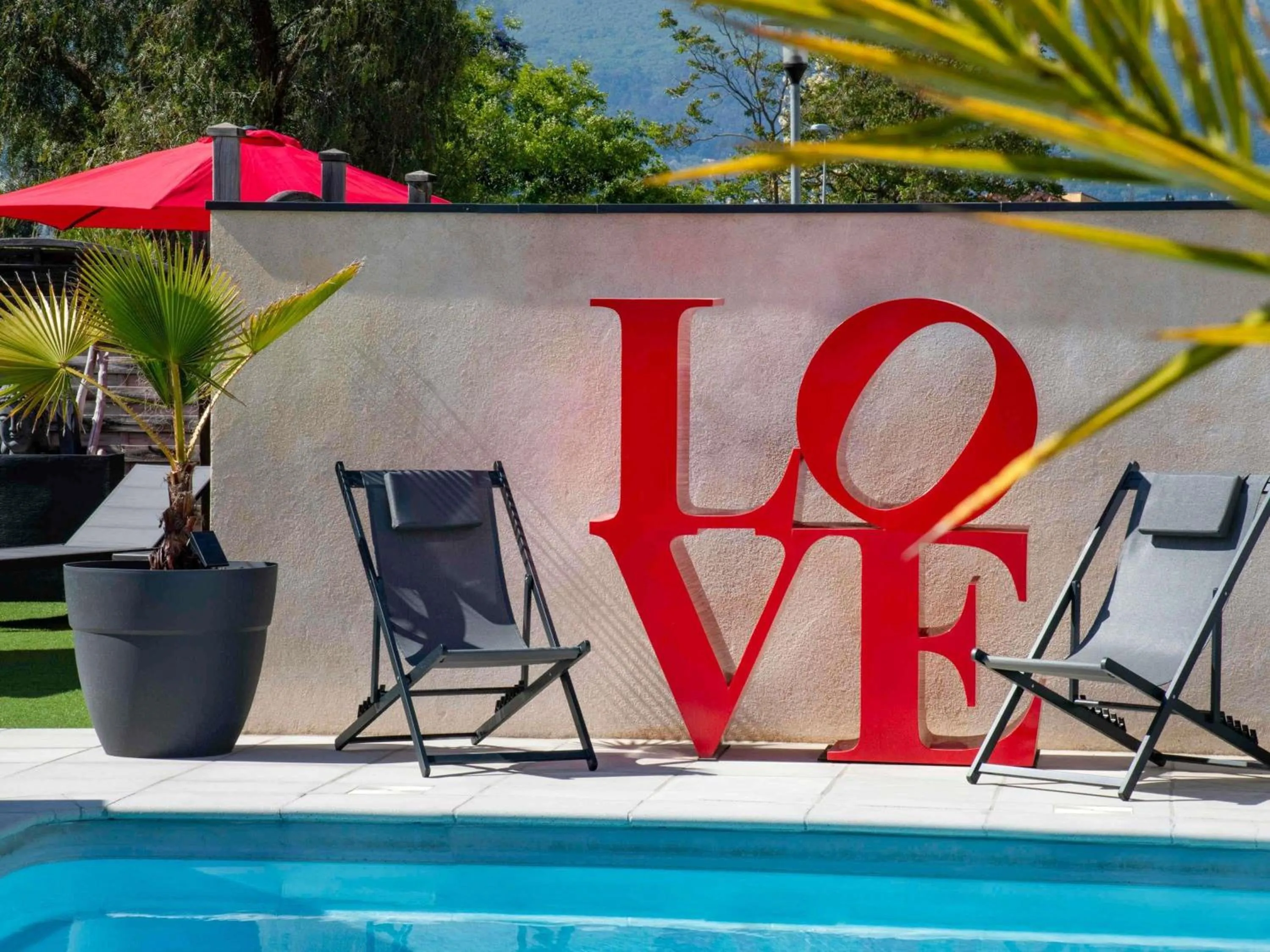 Property building in IBIS Cannes Mouans Sartoux Piscine parking gratuit