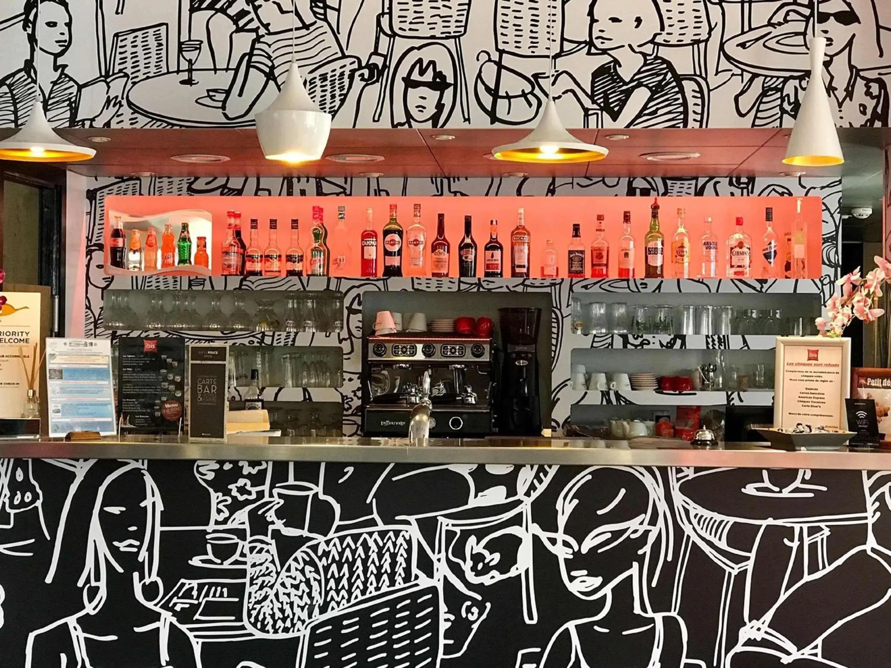 Lounge or bar in IBIS Cannes Mouans Sartoux Piscine parking gratuit Lounge or bar in IBIS Cannes Mouans Sartoux Piscine parking gratuit