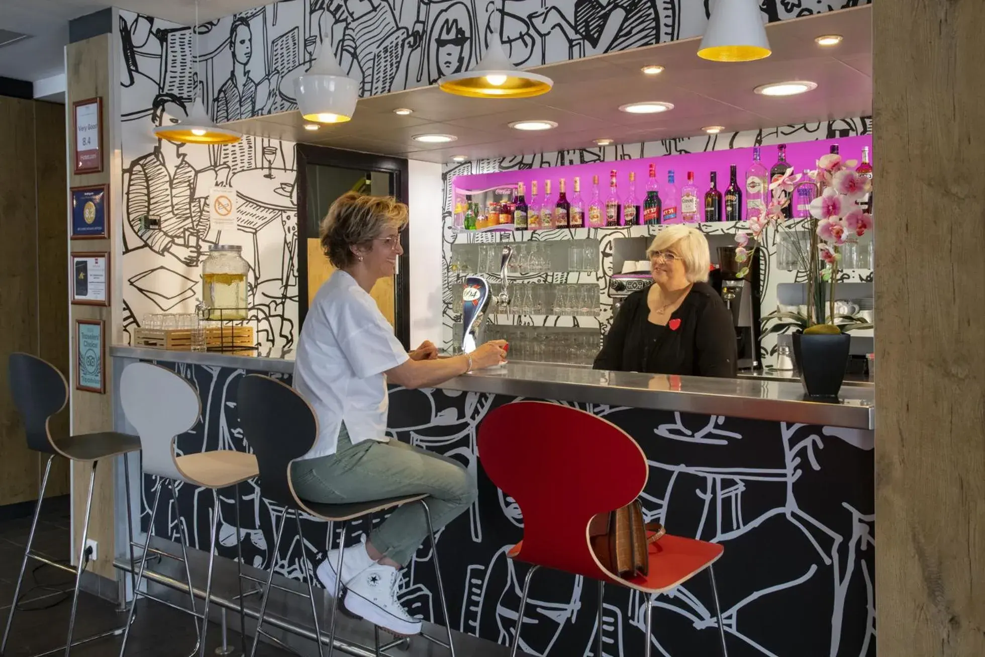 Lounge or bar in IBIS Cannes Mouans Sartoux Piscine parking gratuit Lounge or bar in IBIS Cannes Mouans Sartoux Piscine parking gratuit