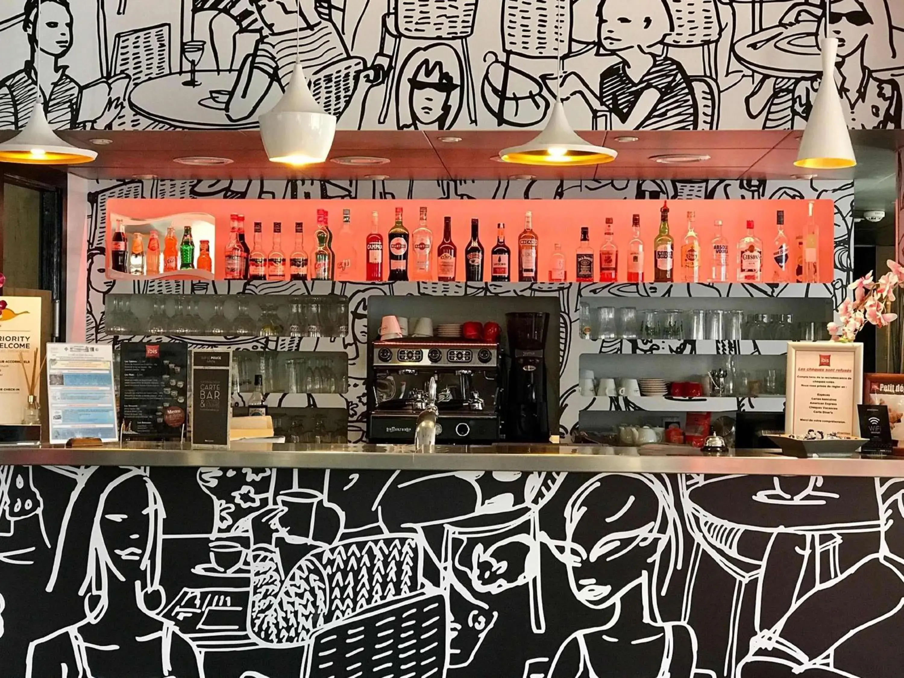 Lounge or bar in IBIS Cannes Mouans Sartoux Piscine parking gratuit Lounge or bar in IBIS Cannes Mouans Sartoux Piscine parking gratuit