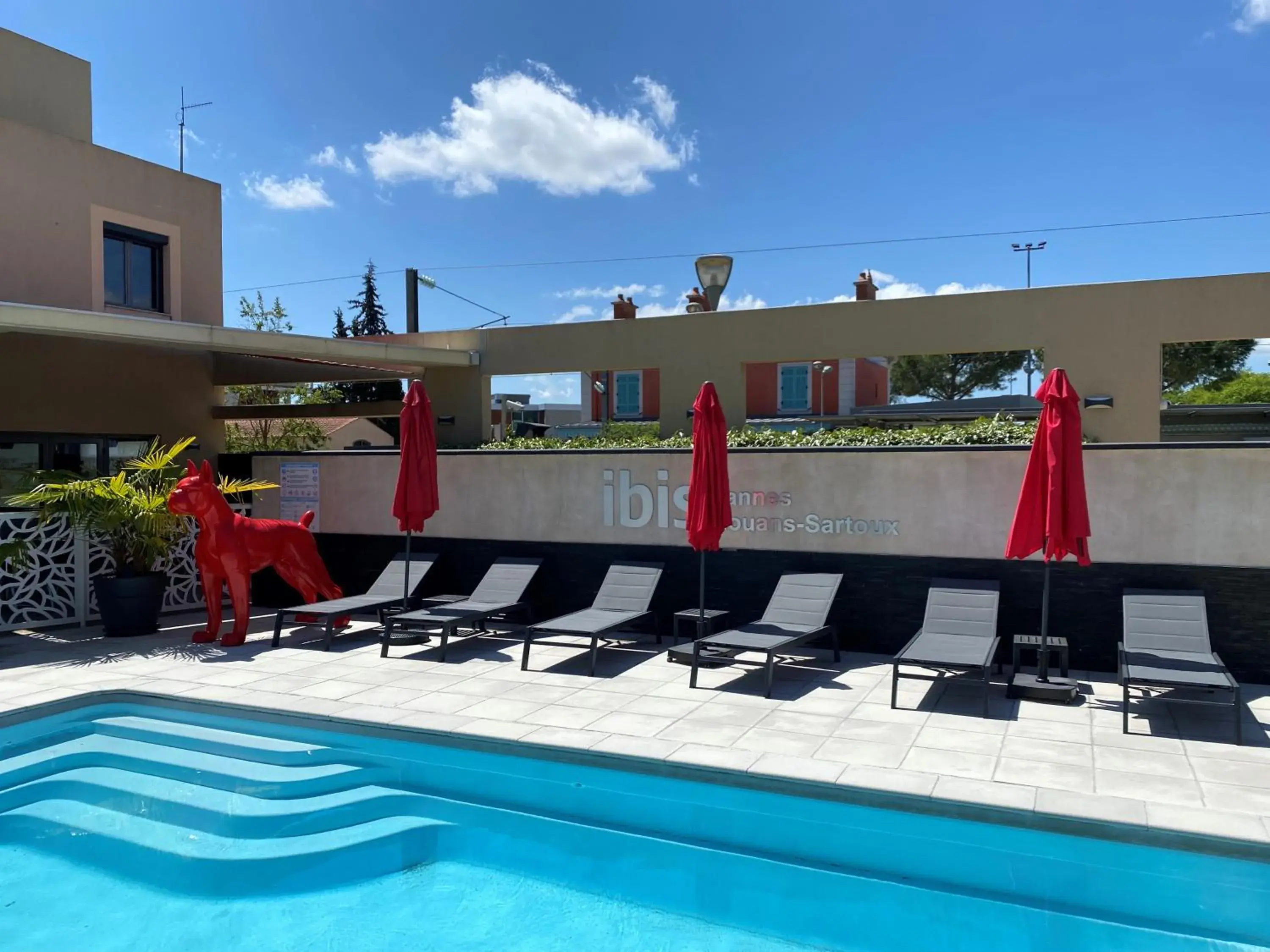 Pool view in IBIS Cannes Mouans Sartoux Piscine parking gratuit Pool view in IBIS Cannes Mouans Sartoux Piscine parking gratuit