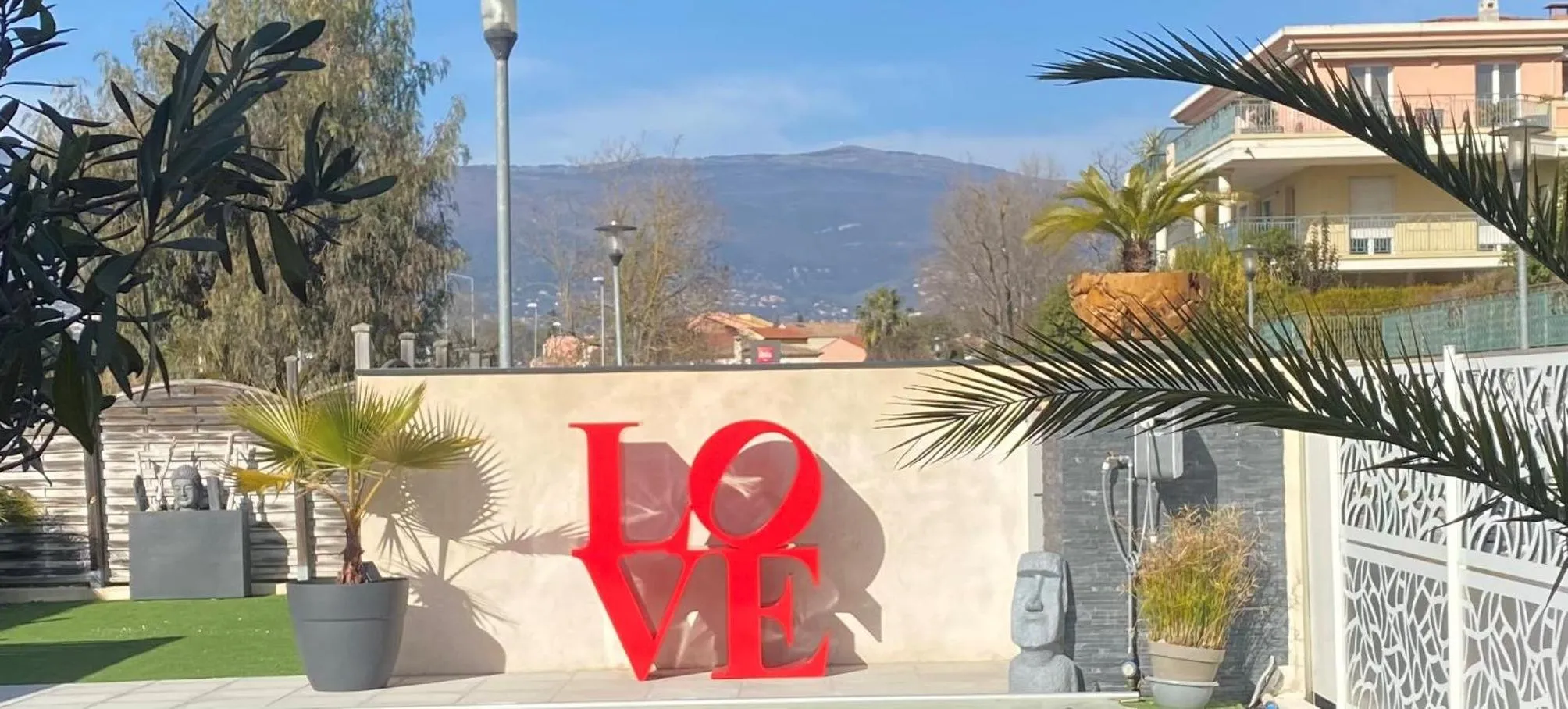 Pool view in IBIS Cannes Mouans Sartoux Piscine parking gratuit