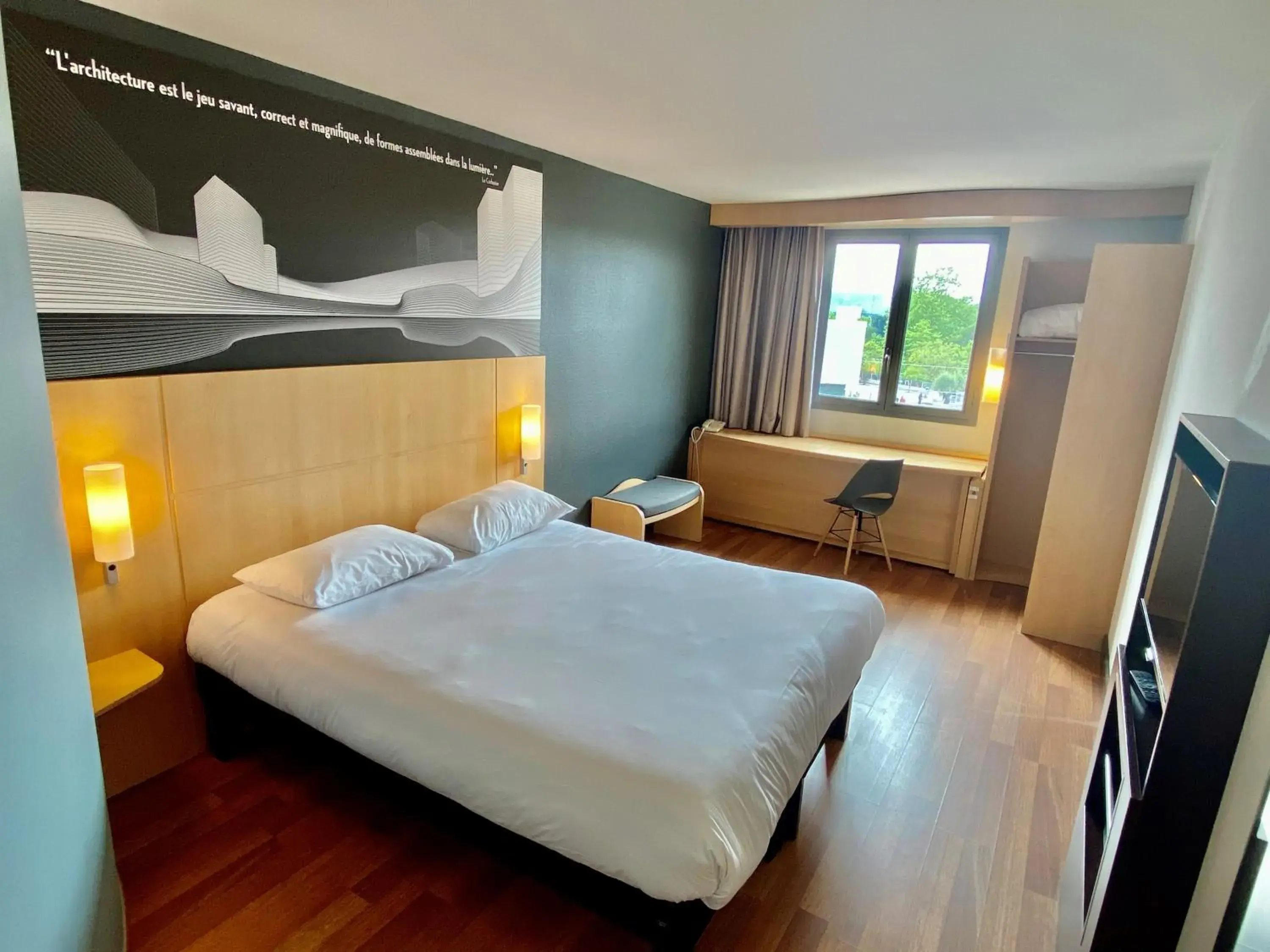 Photo of the whole room, Bed in IBIS Cannes Mouans Sartoux Piscine parking gratuit Photo of the whole room, Bed in IBIS Cannes Mouans Sartoux Piscine parking gratuit