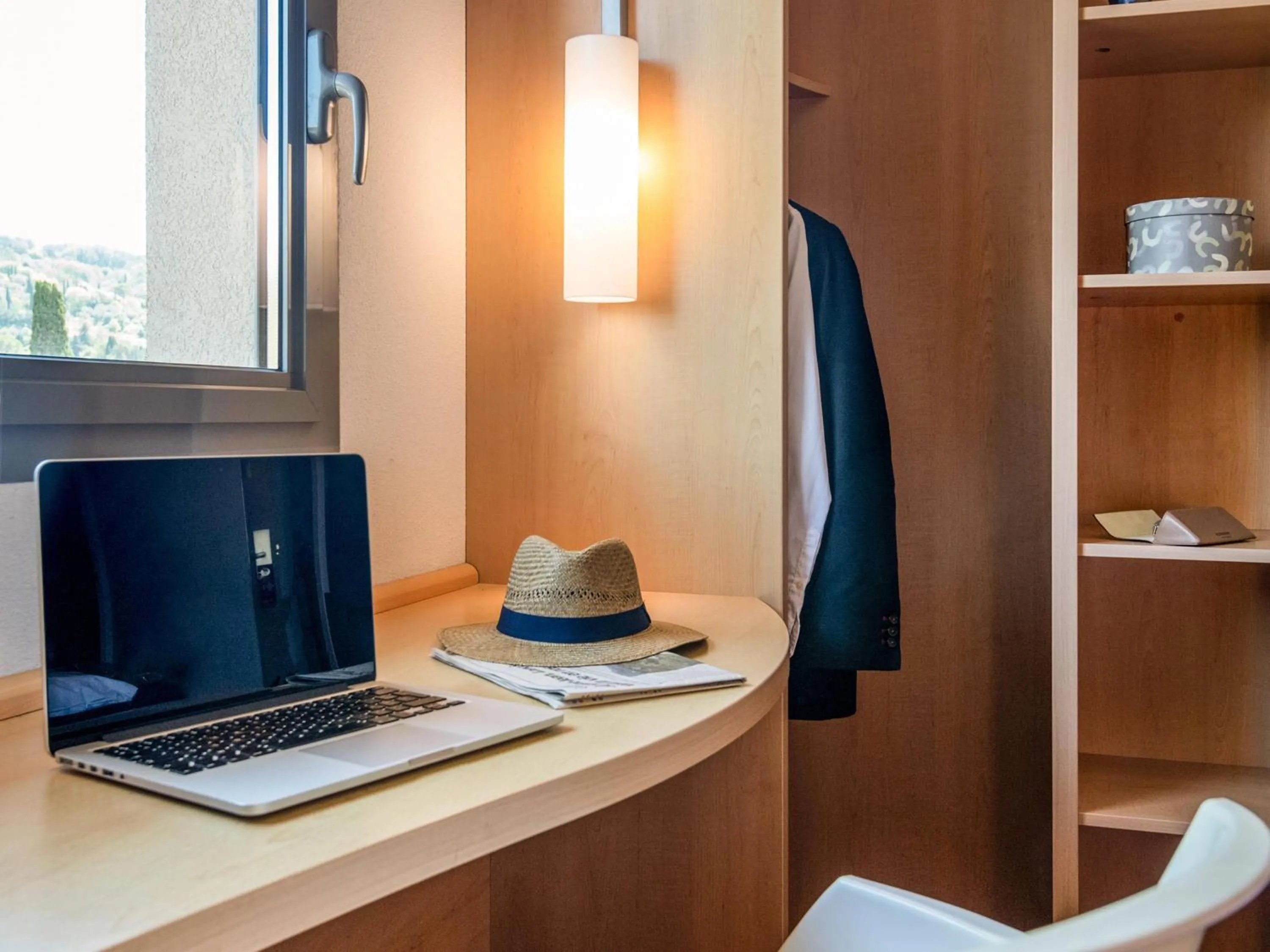 Bedroom in IBIS Cannes Mouans Sartoux Piscine parking gratuit