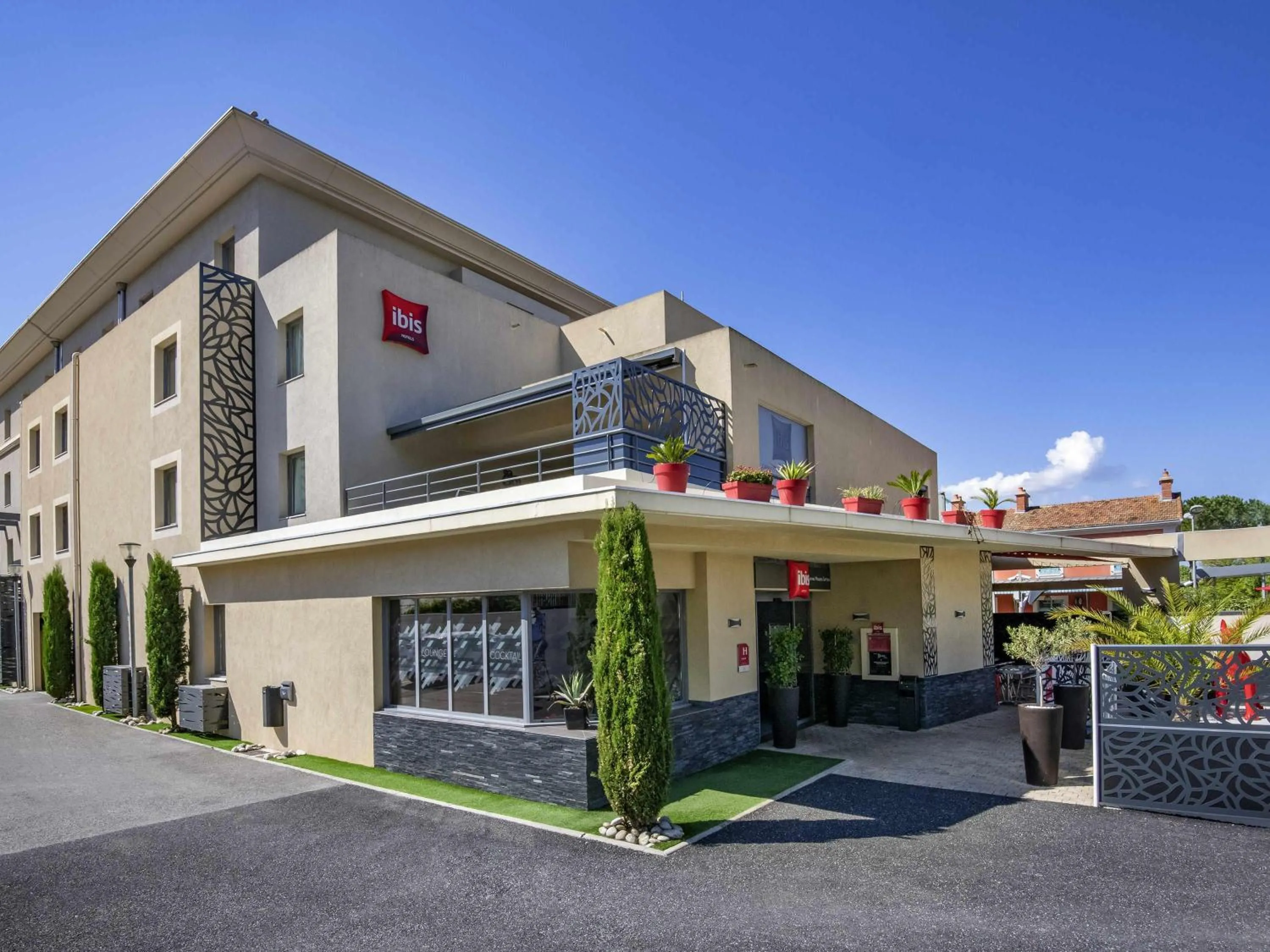 Property building in IBIS Cannes Mouans Sartoux Piscine parking gratuit