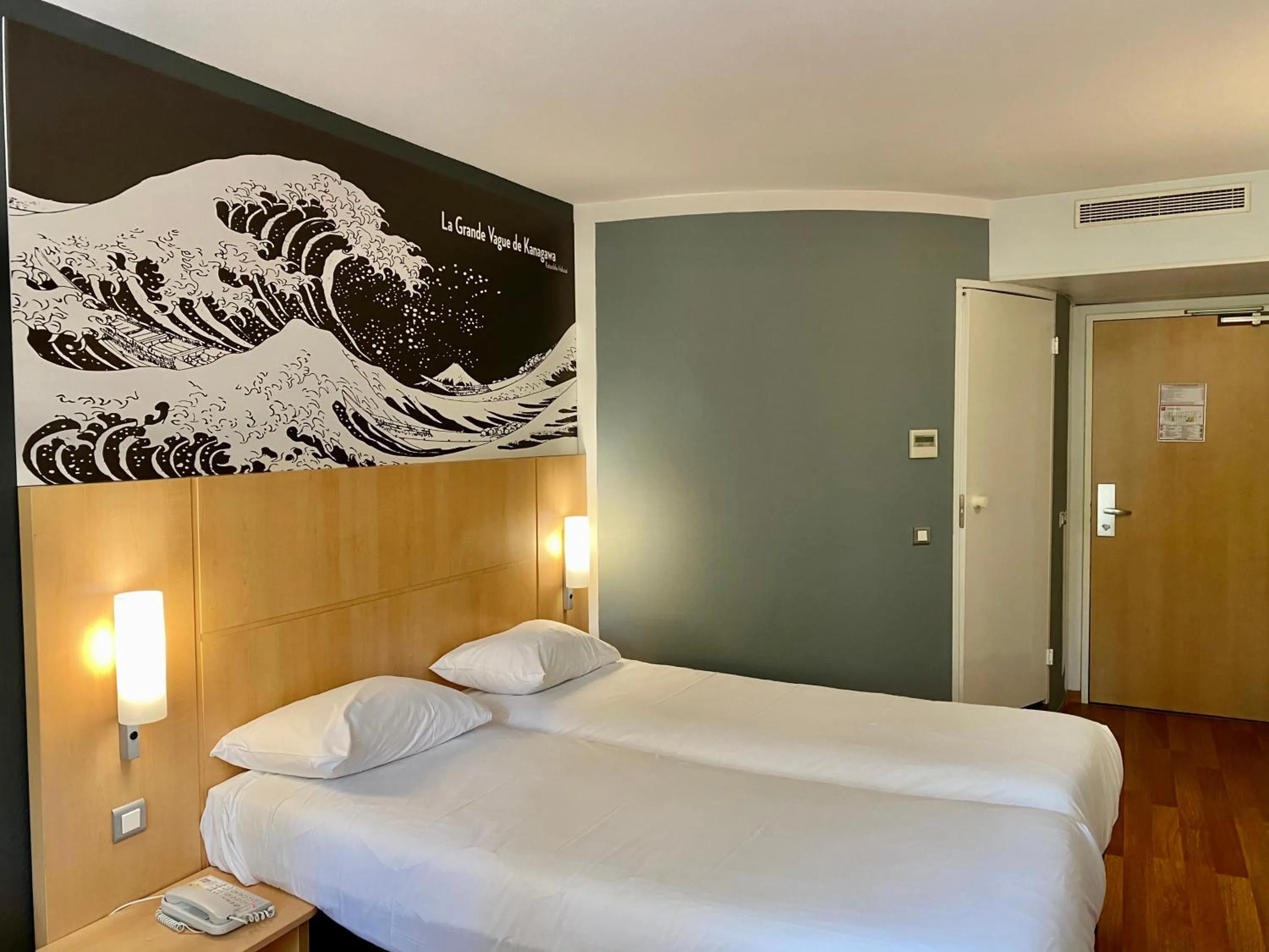 Photo of the whole room, Bed in IBIS Cannes Mouans Sartoux Piscine parking gratuit