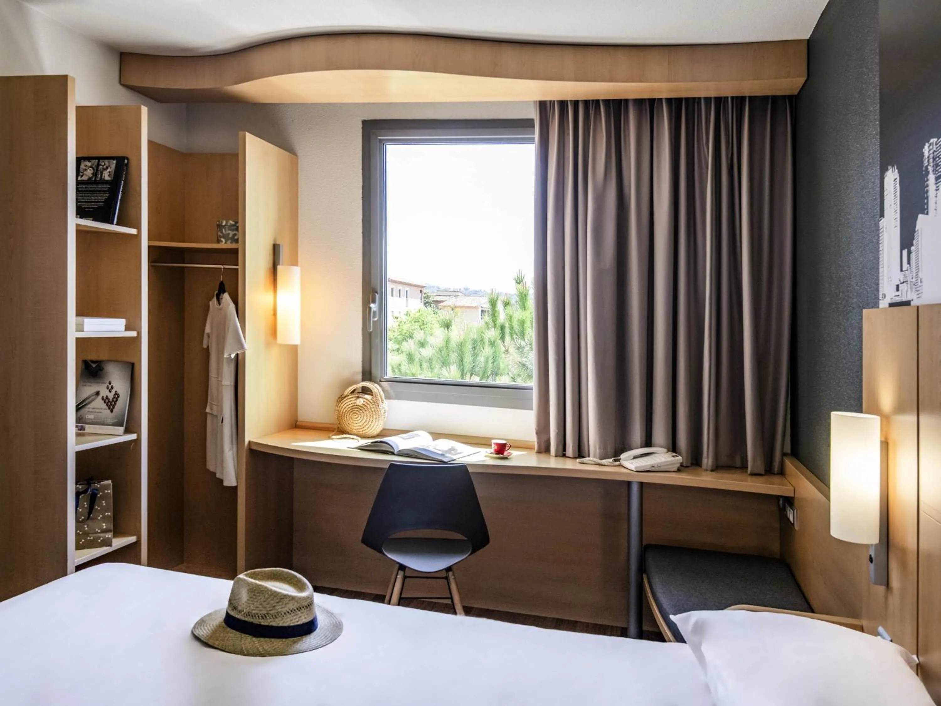 Bedroom, Bed in IBIS Cannes Mouans Sartoux Piscine parking gratuit