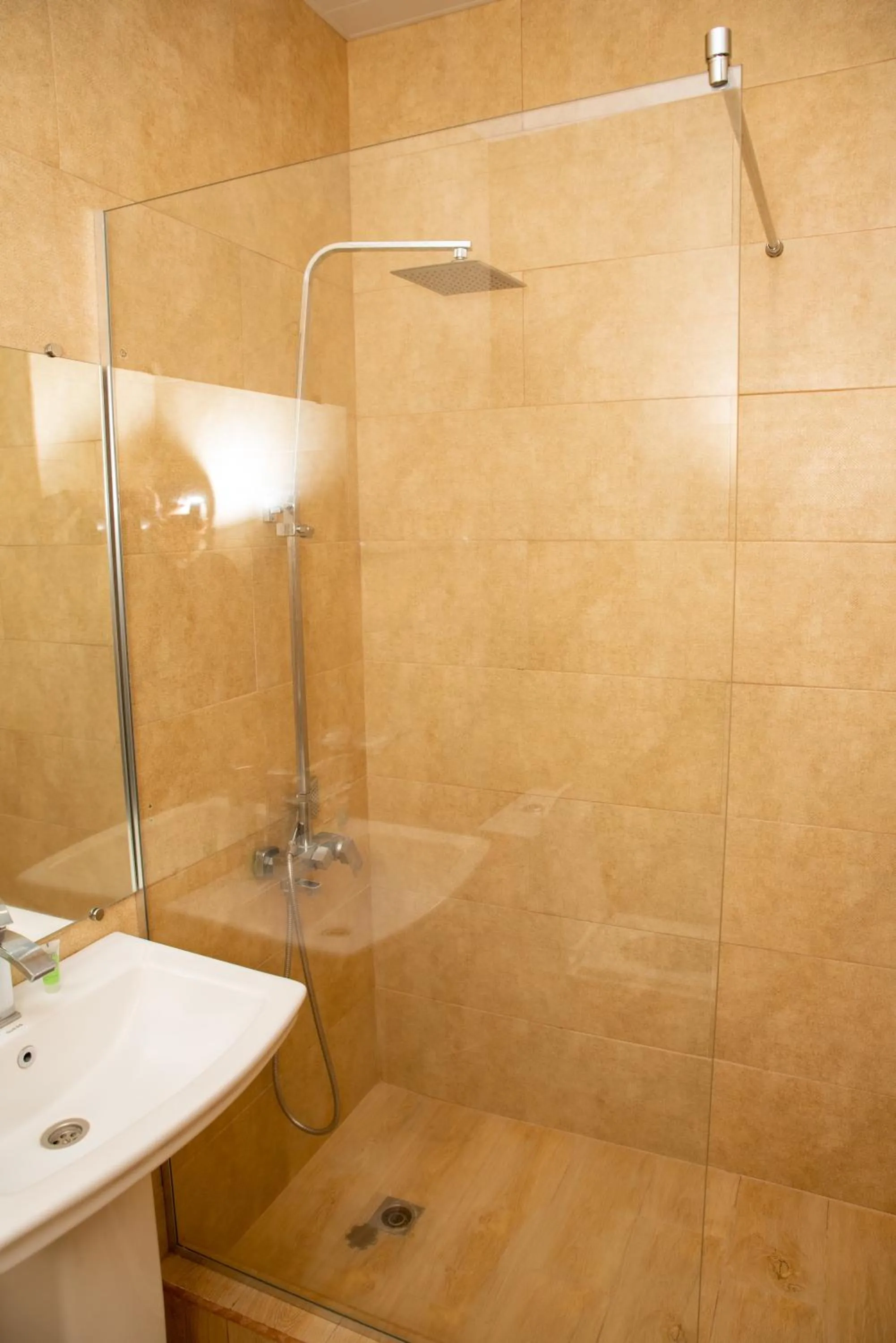 Shower in Khoreayi Dzor