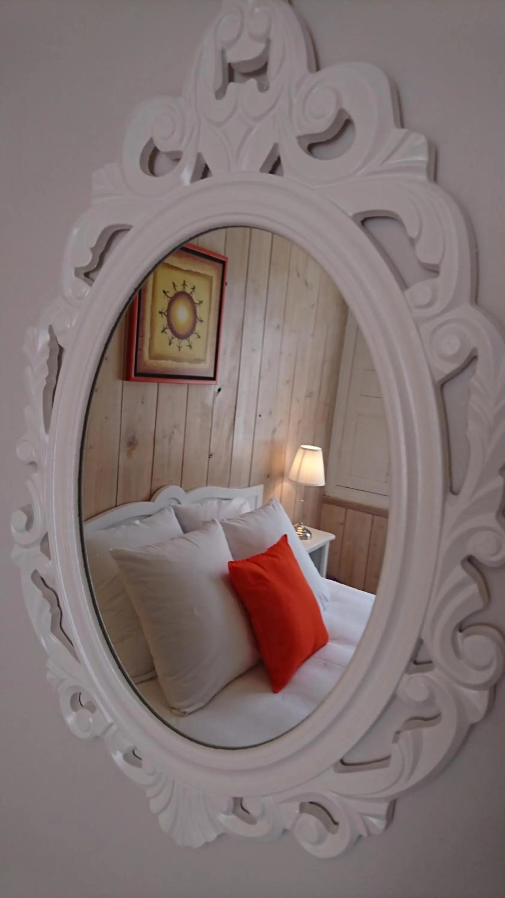 Decorative detail, Bed in La Maison Serrurier - Chambres d’hôtes