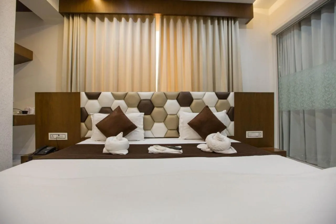 Bedroom, Bed in Hotel Fun City