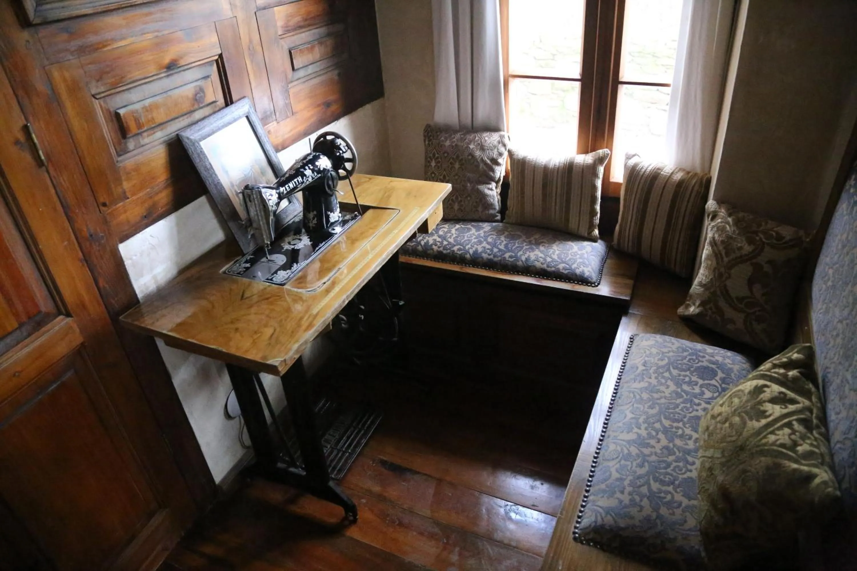 Communal lounge/ TV room in Nisanyan Hotel