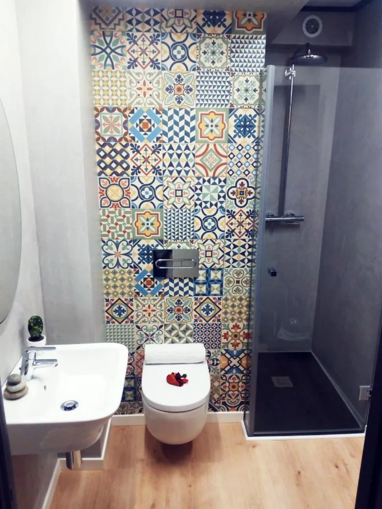 Shower in Amelia by gaiarooms