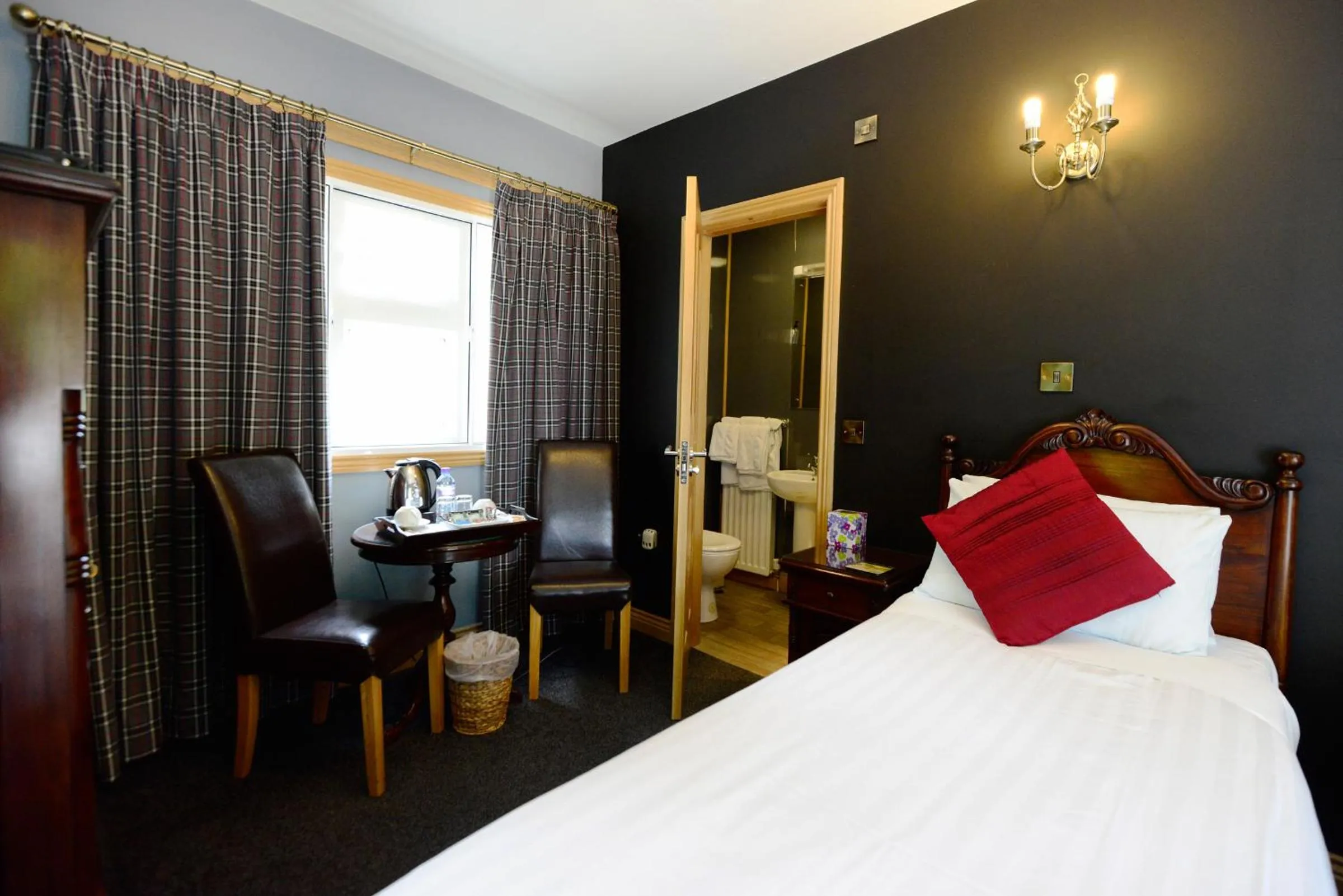 Bathroom, Bed in Rivendell