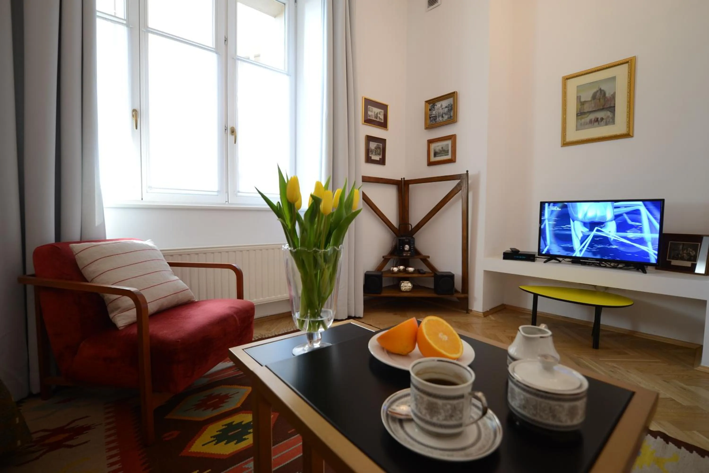 TV and multimedia in Crystal Suites Old Town