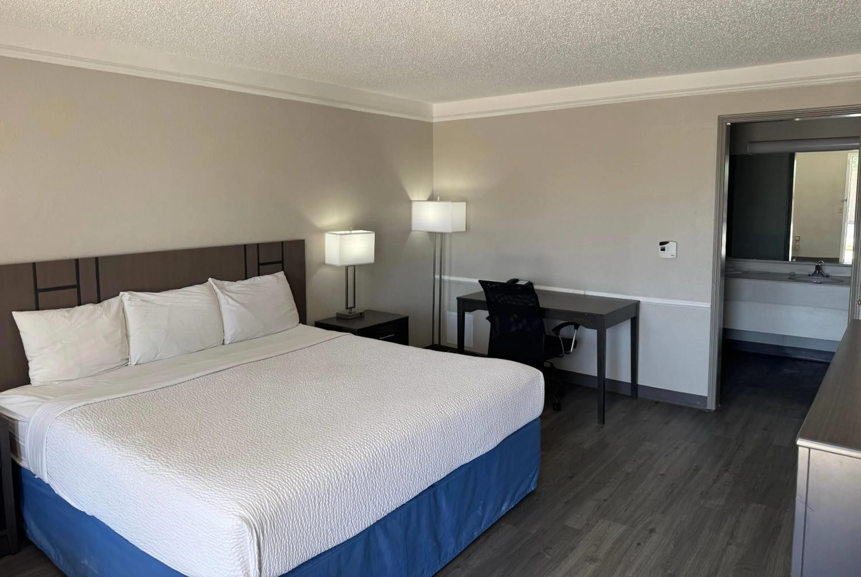 Bed in Days Inn by Wyndham Georgetown